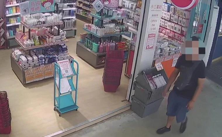 康男在街邊隨機找尋下手性侵對象的身影被路口監視器拍下。（翻攝畫面）