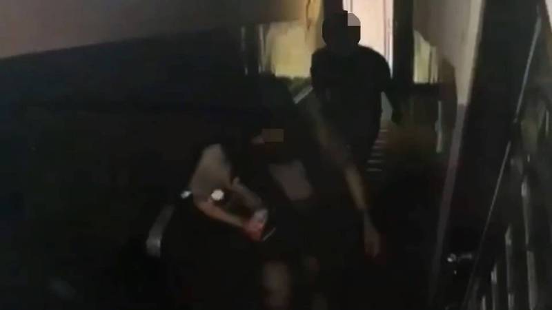 新北被害女子租屋處的監視器記錄下康男的全數惡行。（翻攝畫面）