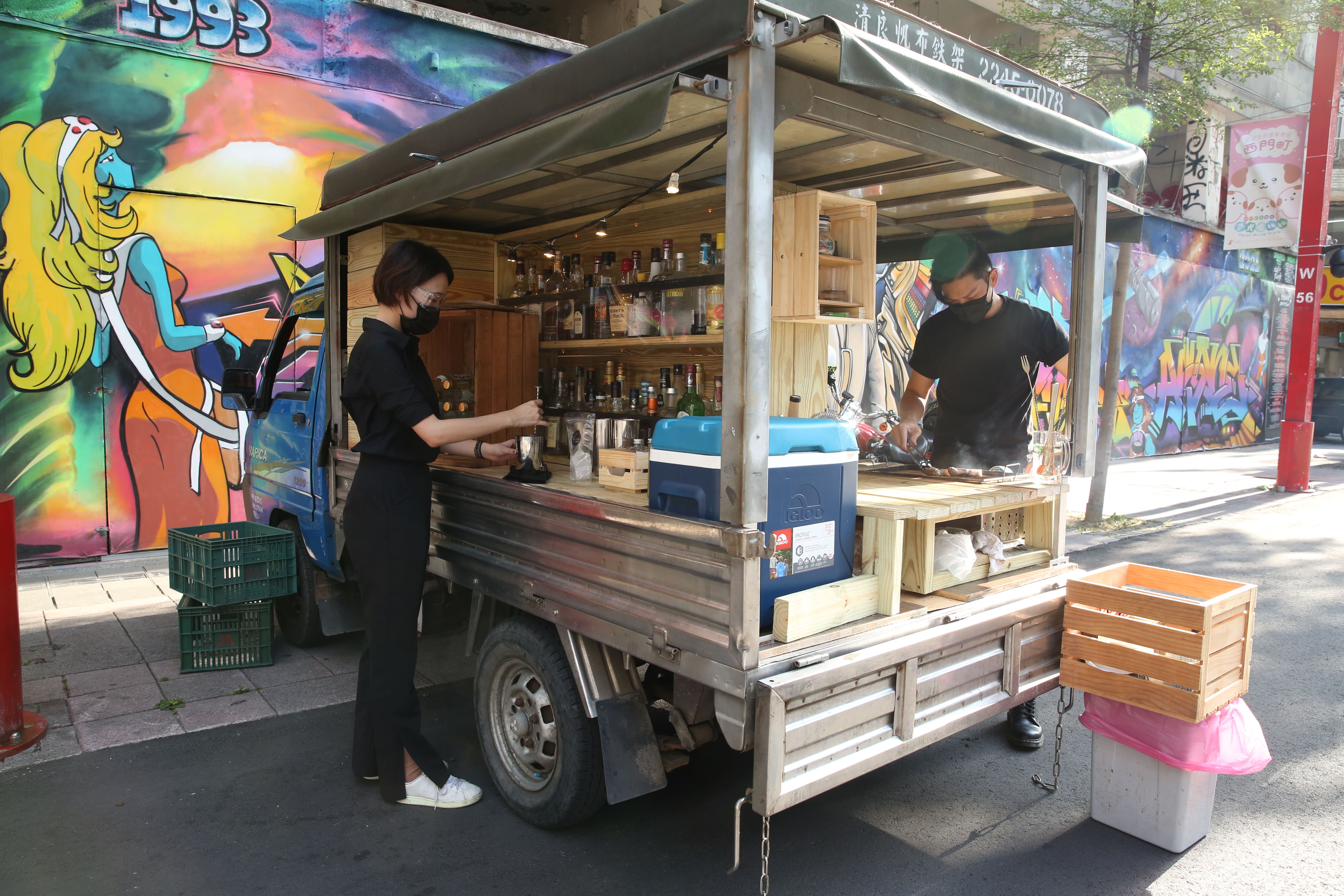 為了第一時間享用最佳風味，Pei（右）和店內夥伴（左）將Bar與餐檯融於一車，透過事先預約的方式不定點停靠，如同外送、又像是親臨現場。