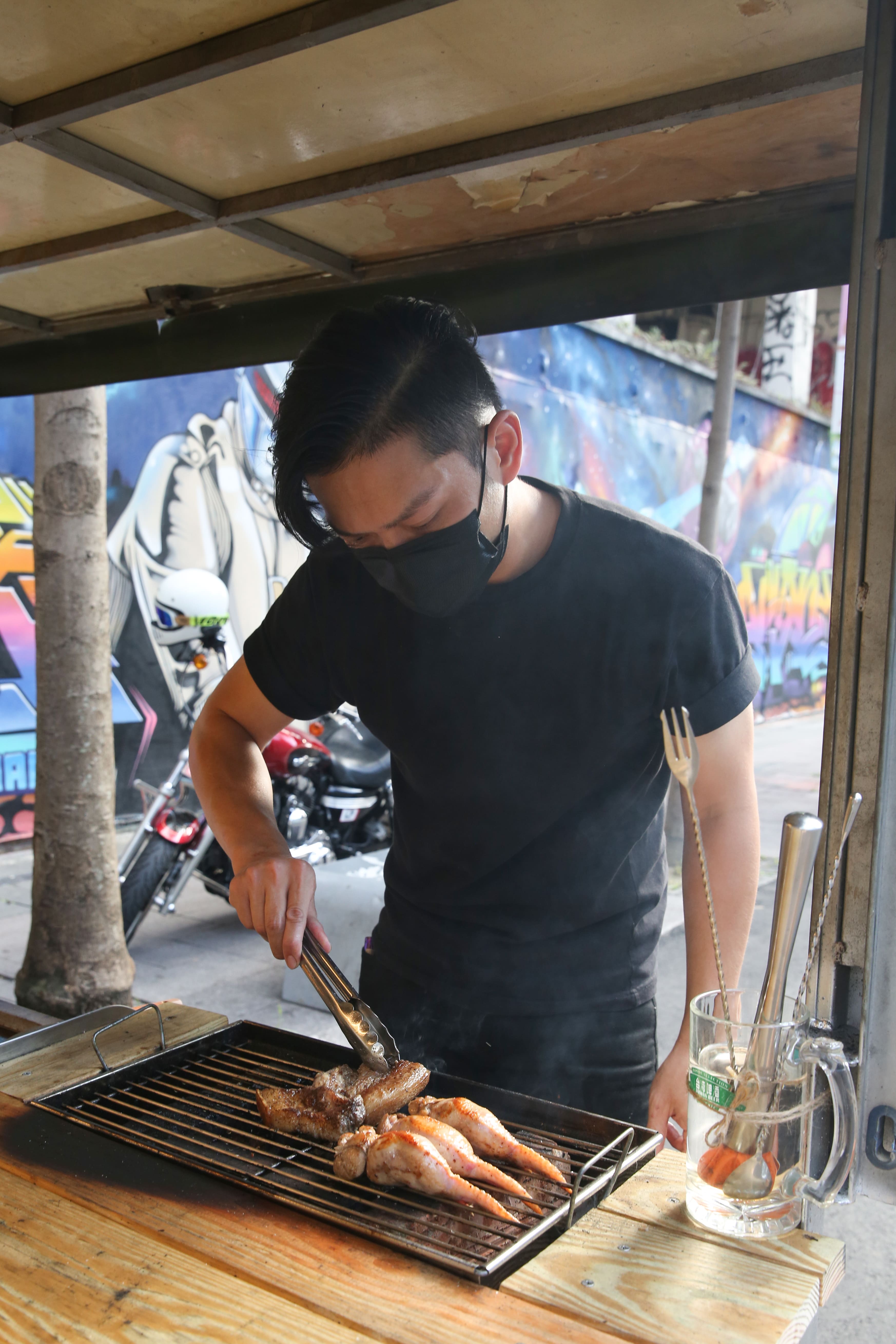 餐車抵達預約位置就開始製餐，完成前5分鐘會與客人聯繫，少了等待，多了臨場感。
