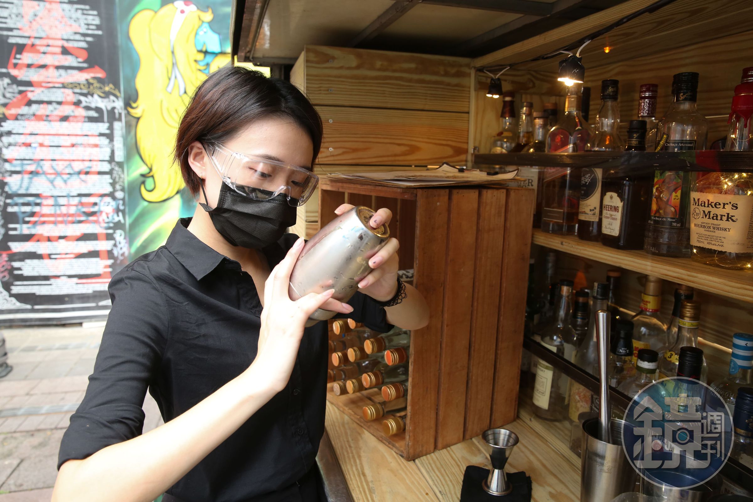 Geographytruckbar一半備餐，另一半餐車成為酒櫃，讓客人久違地看見調酒師技藝。
