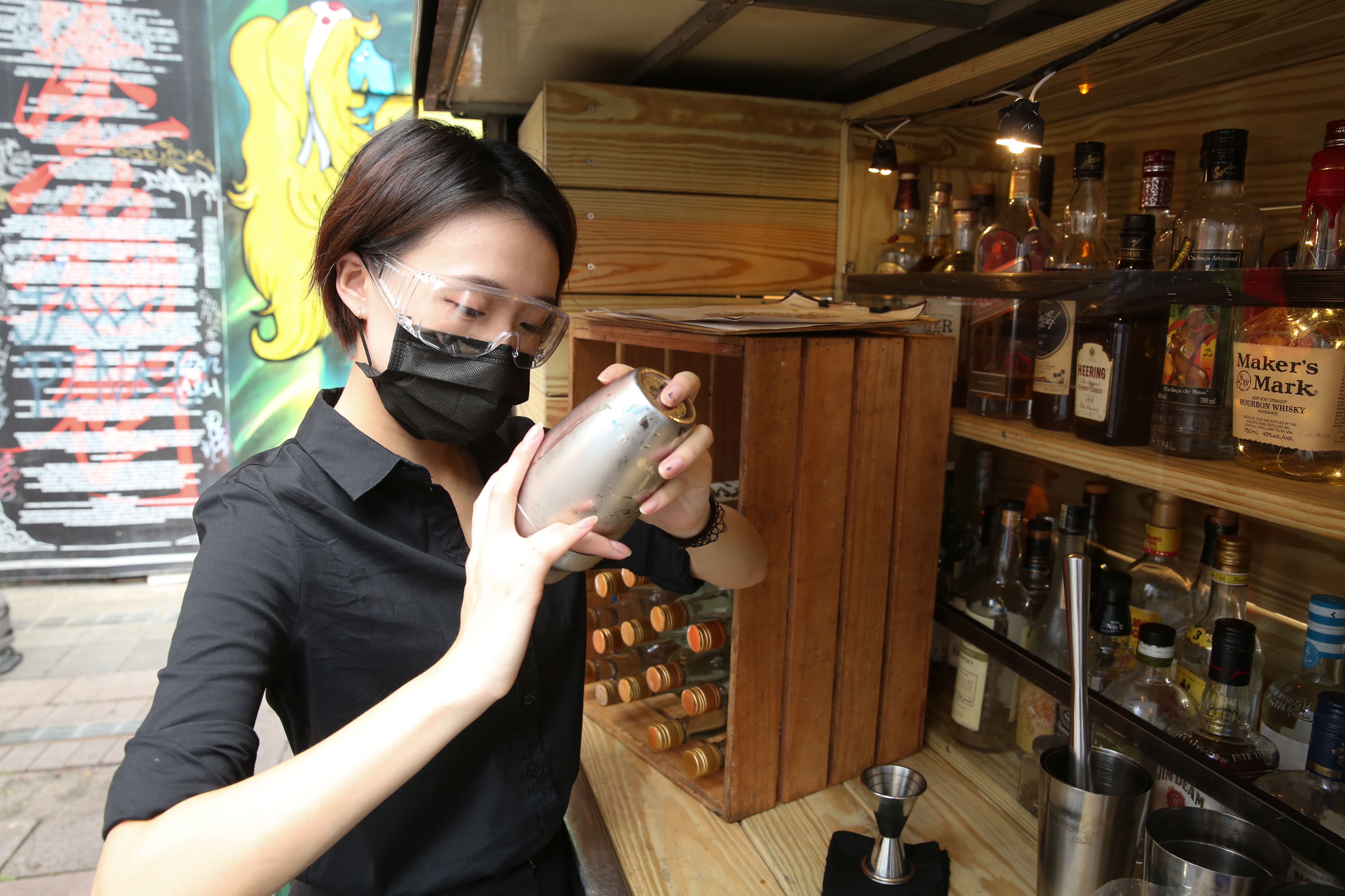 Geographytruckbar一半備餐，另一半餐車成為酒櫃，讓客人久違地看見調酒師技藝。