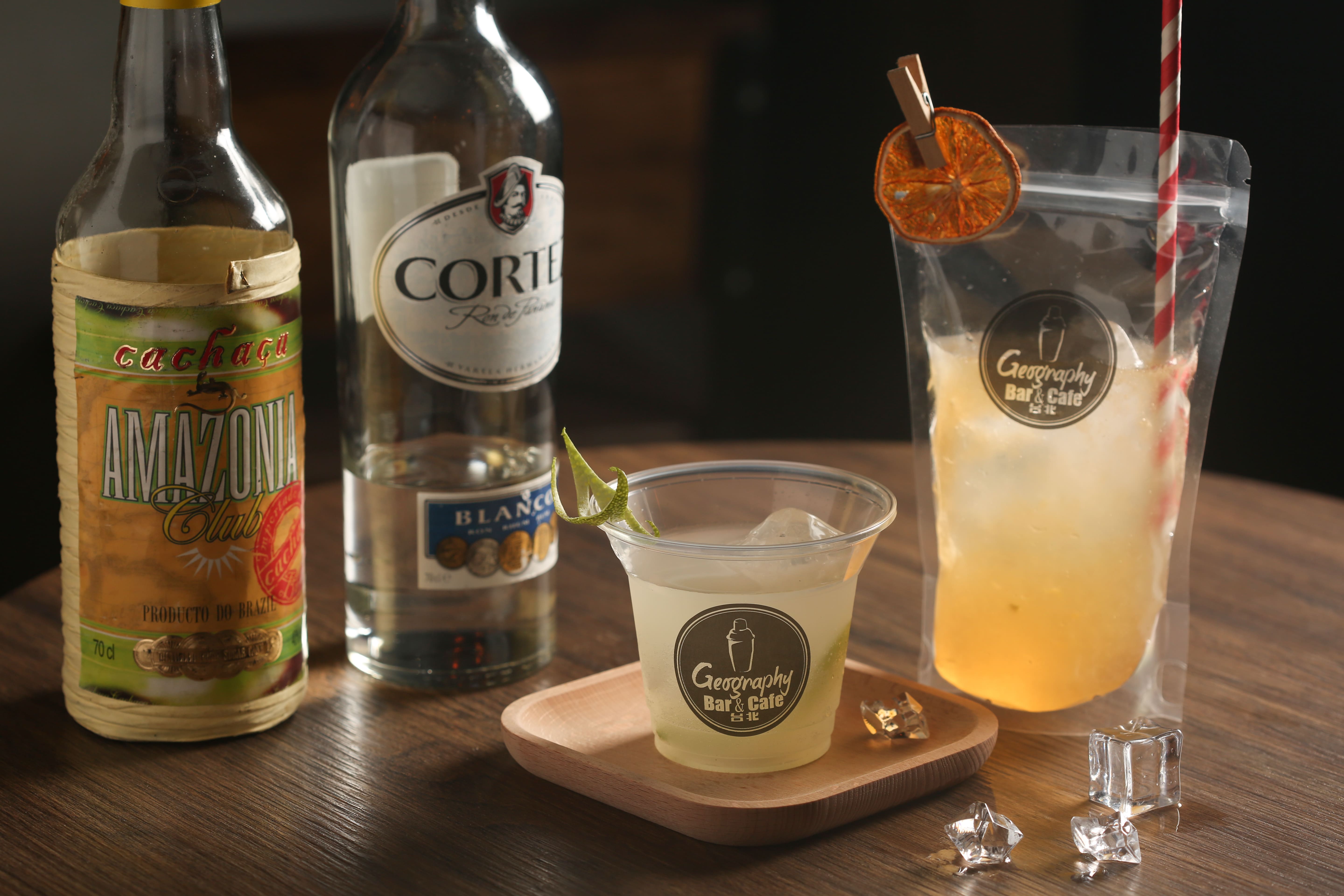 「Tiki Tiki」特調包含蘭姆酒為基底的經典「Daiquiri」（左），以及偽裝成自然甜美果凍飲的「愛玉特調」（右）。（調酒單點300元／款，單酒搭餐480元／組）