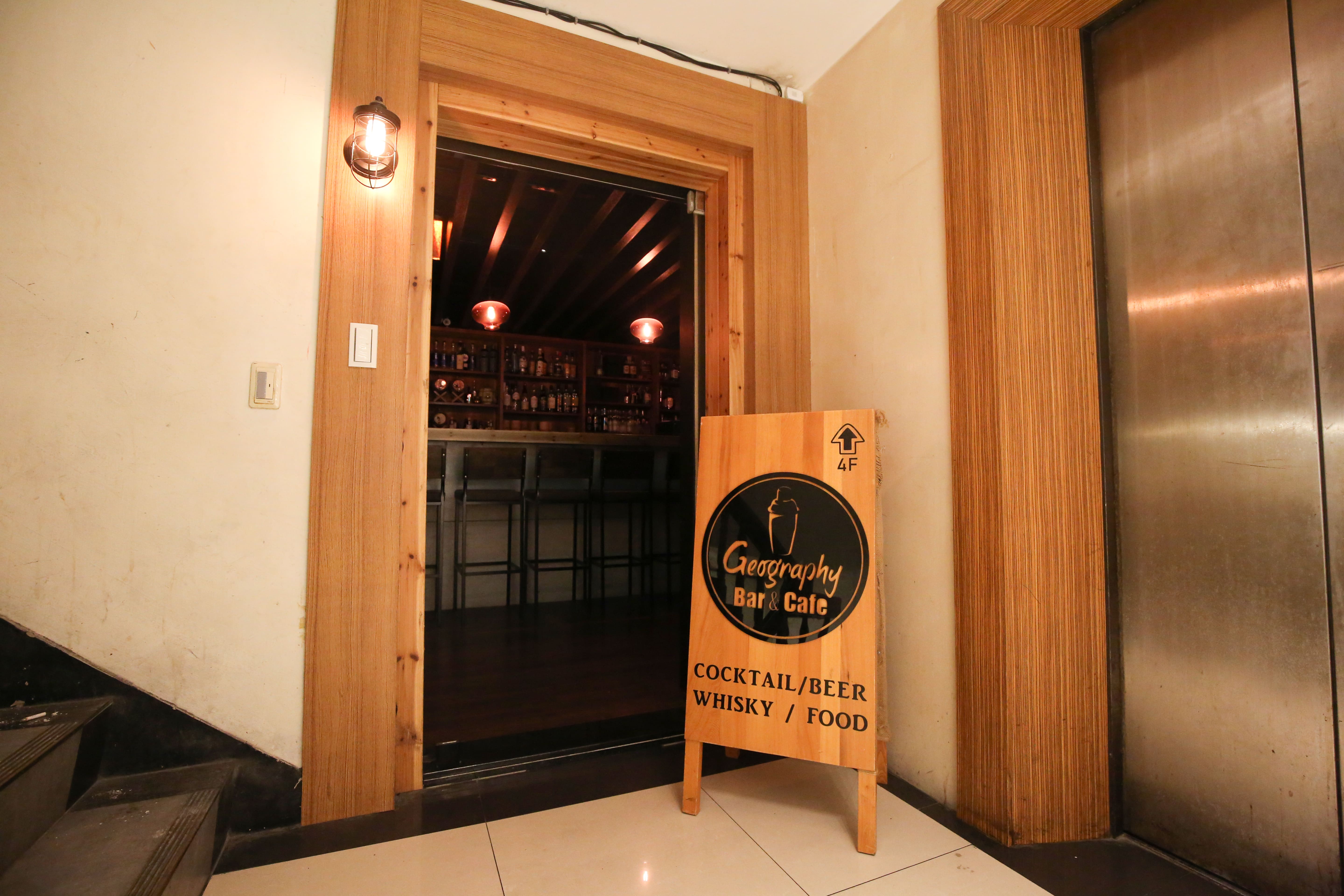 「Geography Bar」藏身於西門町昆明街，優雅的木質空間讓人期待坐下喝一杯的日子回歸。