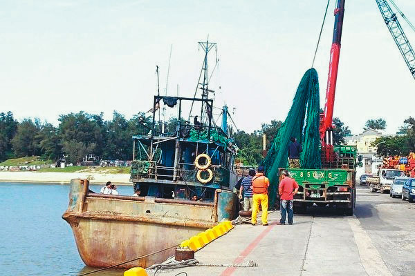 海巡署肩負守護台灣海域任務,但卻有分隊長收賄縱放中國籍漁船非法捕魚。(翻攝畫面)