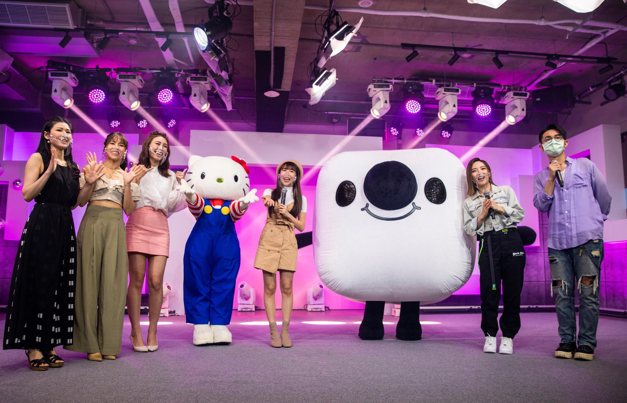 (右起)卓義峯、閻奕格,17寶寶,董梓甯,Hello Kitty,劉恬君,莉子,英綺琪各個做好防護,祝賀17LIVE六歲生日。(17LIVE提供)