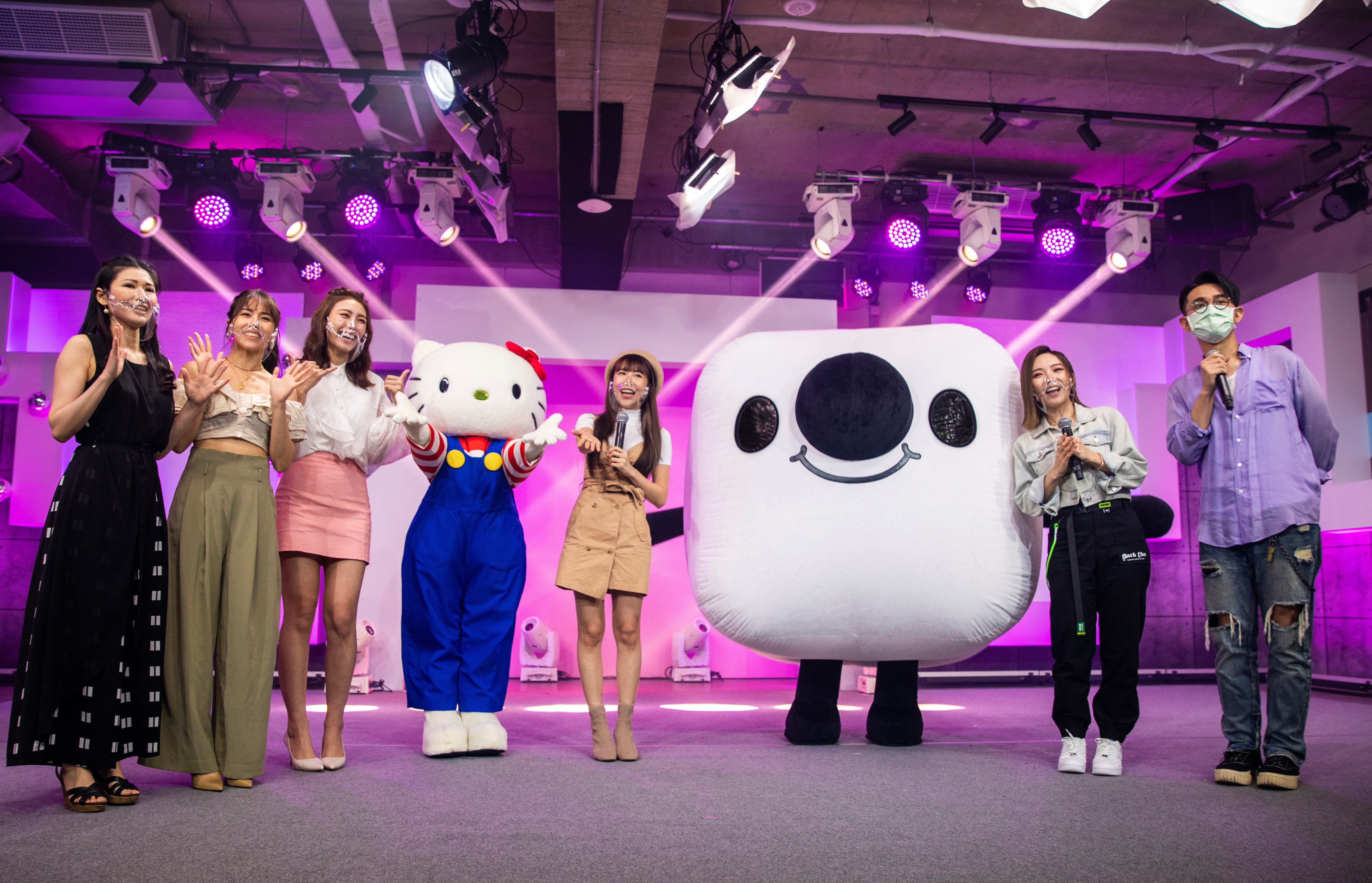 （右起）卓義峯、閻奕格，17寶寶，董梓甯，Hello Kitty，劉恬君，莉子，英綺琪各個做好防護，祝賀17LIVE六歲生日。（17LIVE提供）