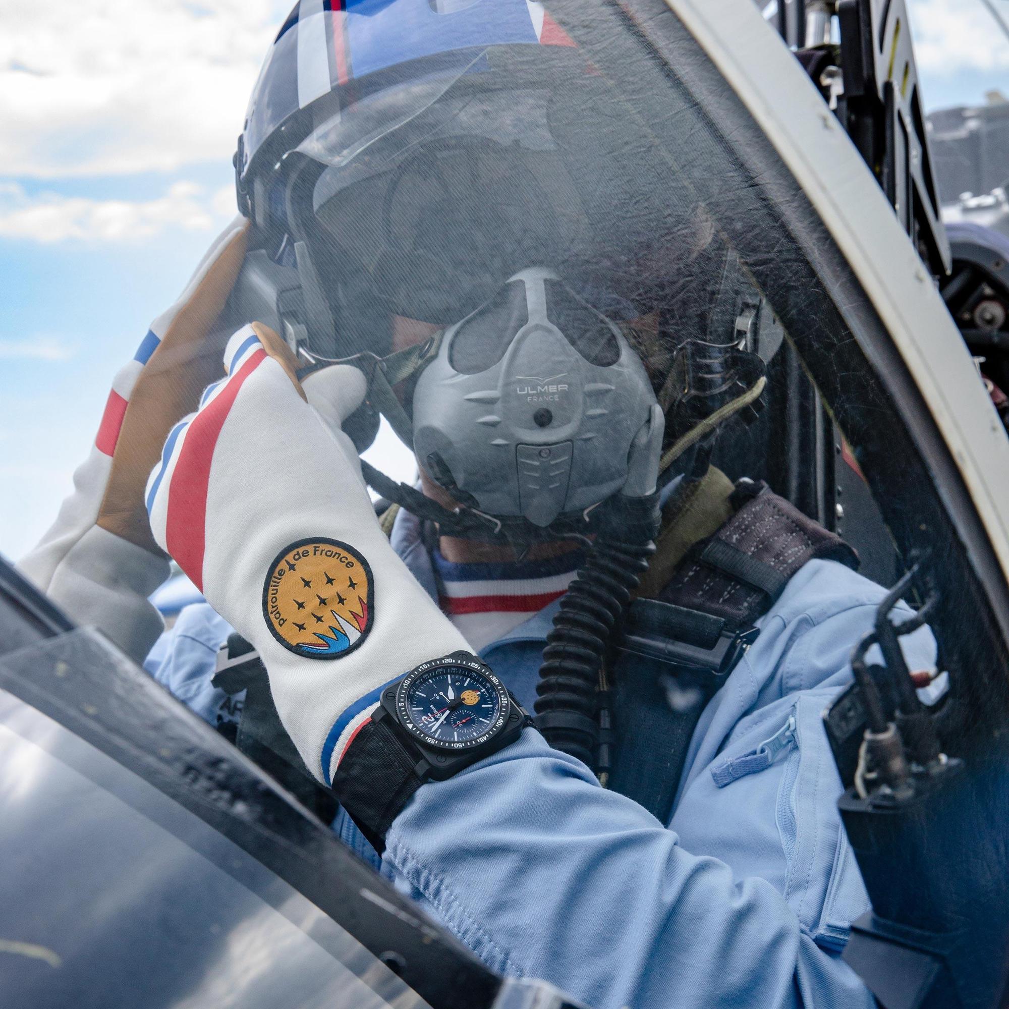 Patrouille de France限量錶把飛行機隊的配色與Logo直接做在面盤上。