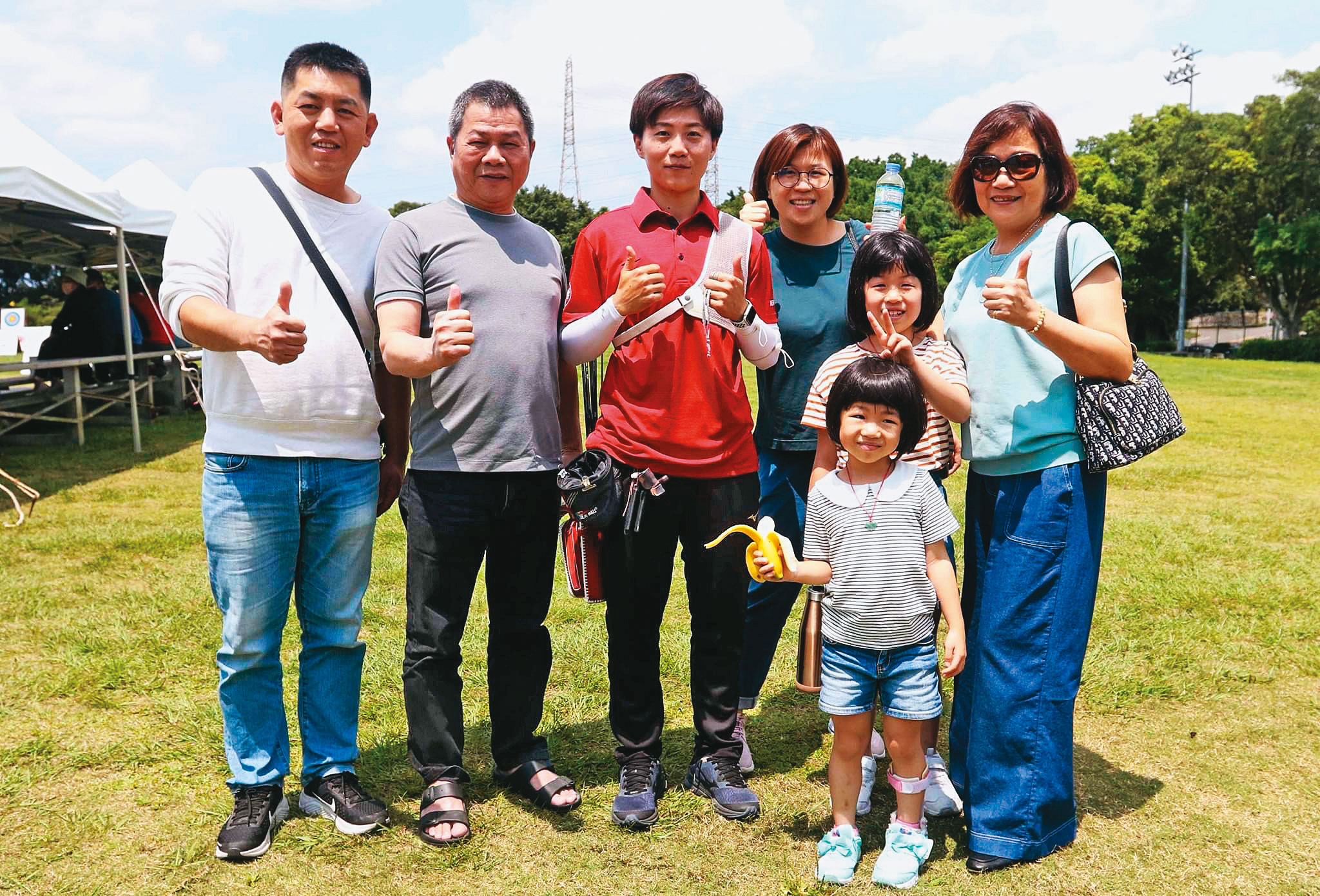 家庭不富裕，但家人的支持與鼓勵，是雷千瑩（左3）堅持的動力。（中華企業射箭聯盟粉絲專頁提供）