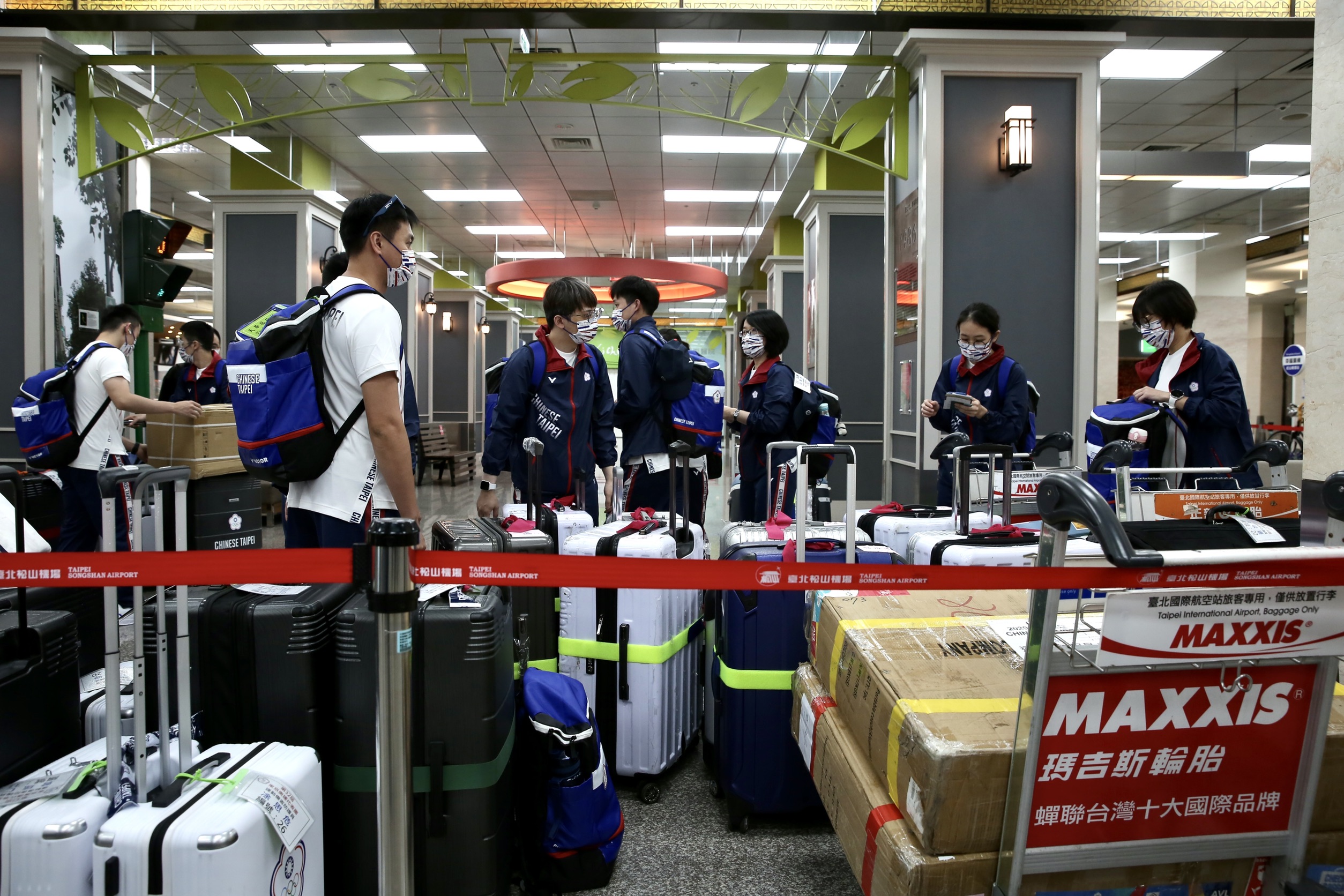 東京奧運中華代表團昨日搭乘包機前往日本，卻因讓選手坐經濟艙引起爭議。