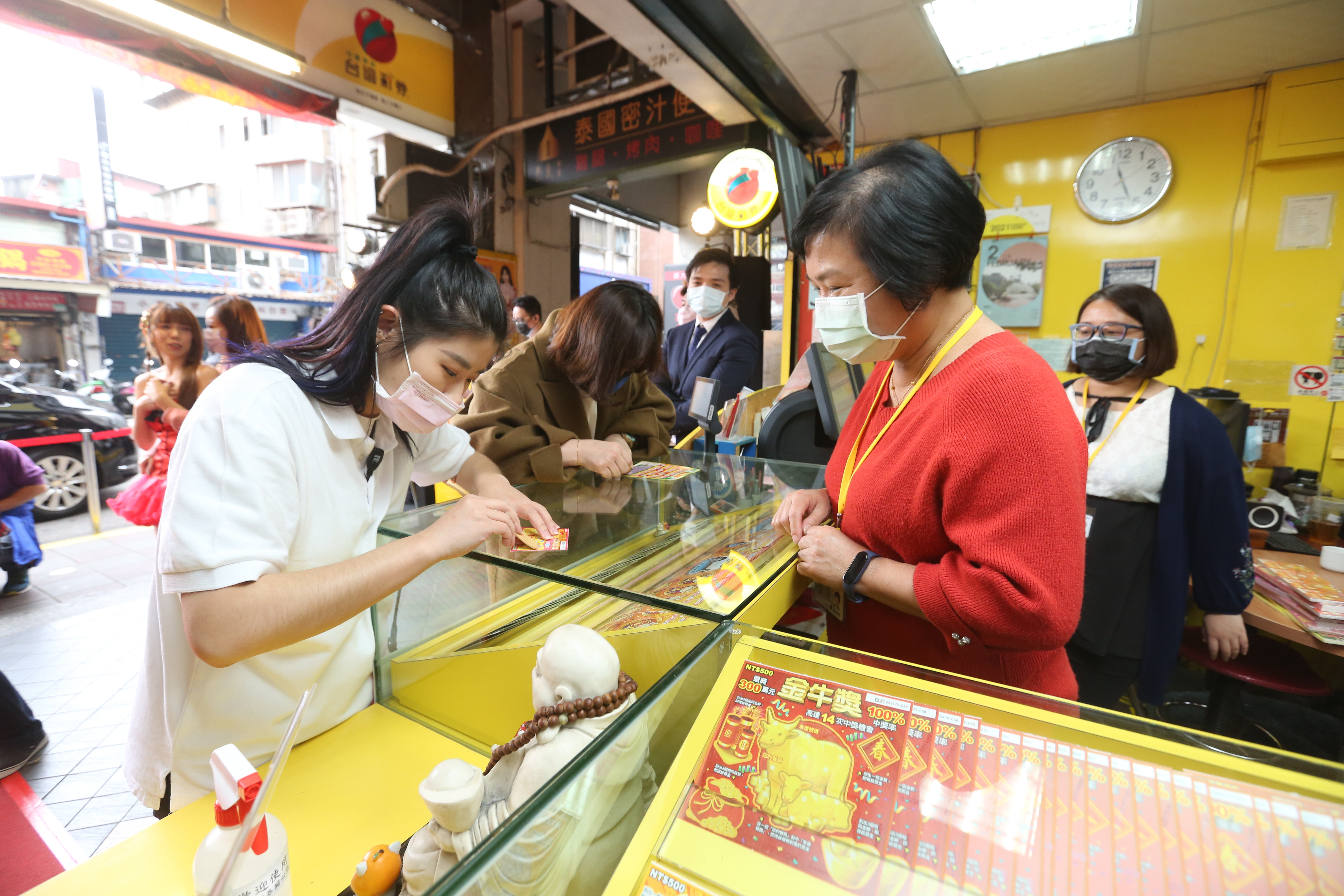 威力彩連32槓買氣升，明天頭獎金額上看7.4億元。（本刊資料照）