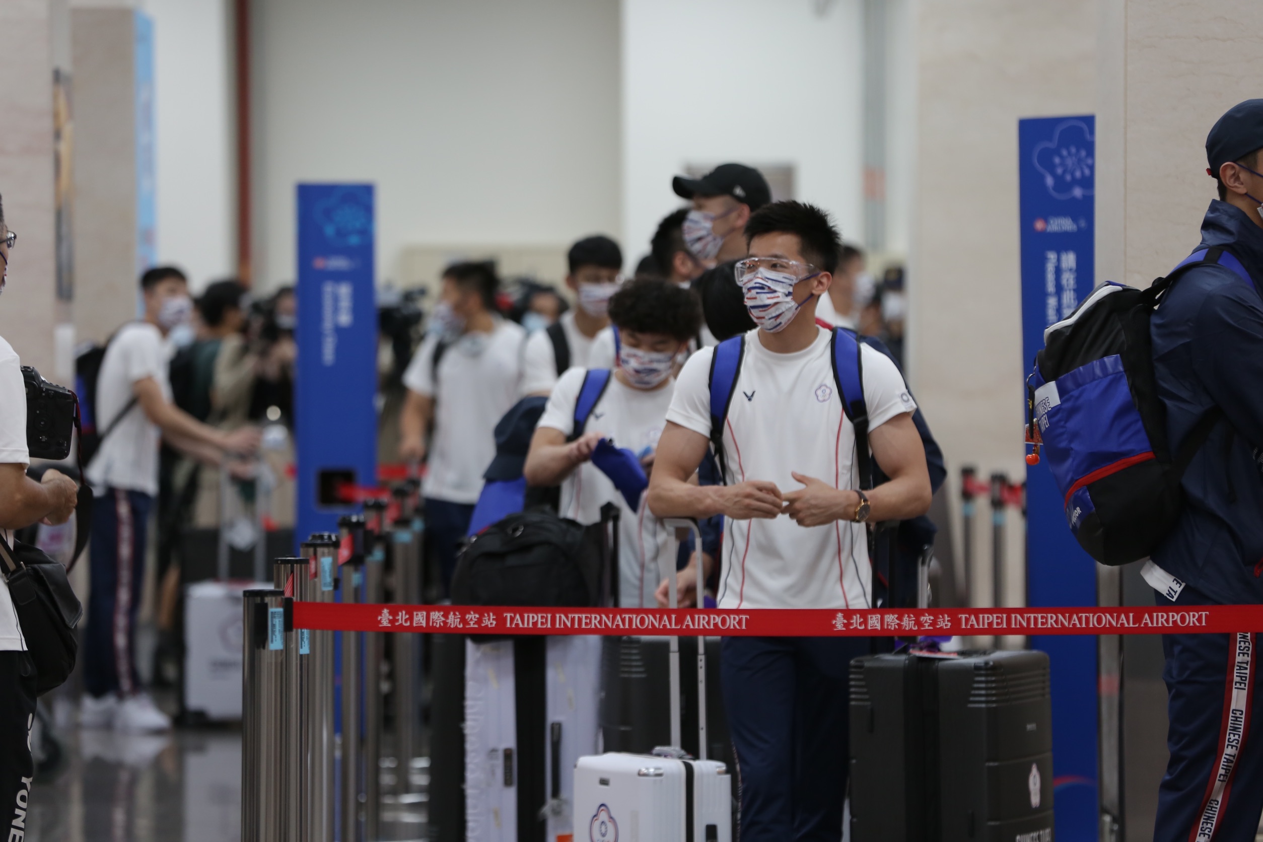 我國代表團19日搭乘華航包機飛赴日本，意外引發選手搭乘經濟艙爭議。