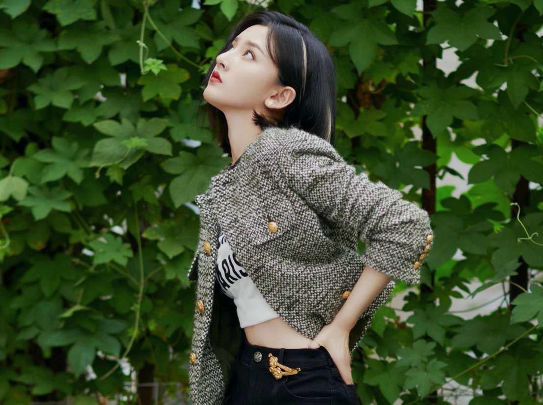 宋祖兒將MOSCHINO BIJOUX BIJOUX BIJOUX泰迪熊髮夾別在腰上,很有創意。(藍鐘提供)