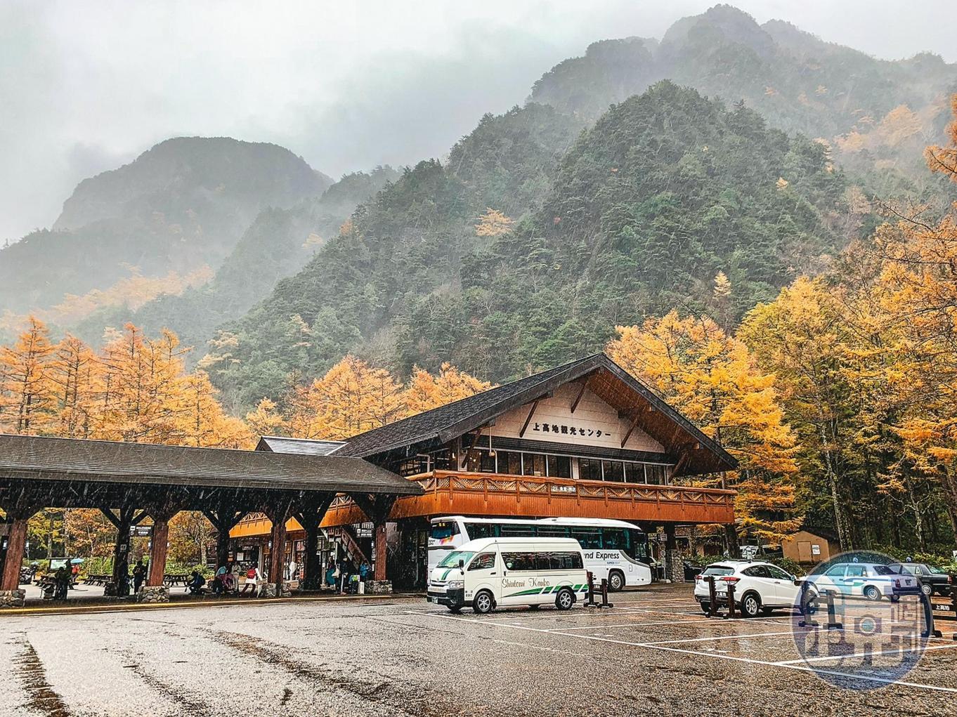 陰雨天的上高地,層層山巒呈現另種意境之美。