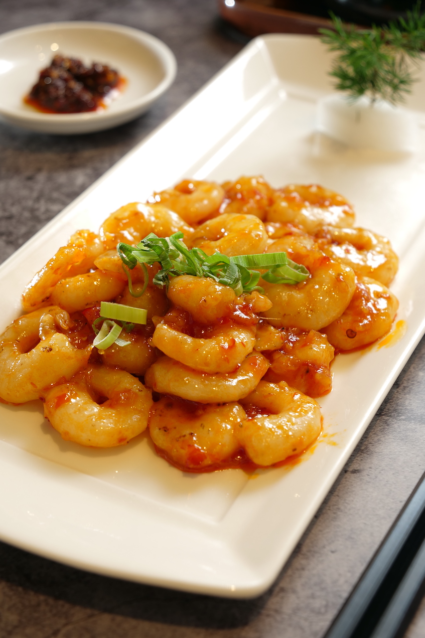 樂天皇朝的「乾燒蝦仁」，鑊氣騰騰，酸甜彈脆。（420元／份）