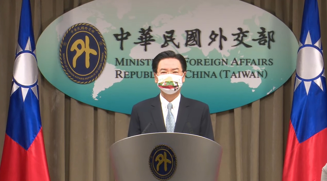 吳釗燮今親上火線說明，我國在立陶宛設立以「台灣」為名駐外館處。（翻攝自中華民國外交部YouTube）