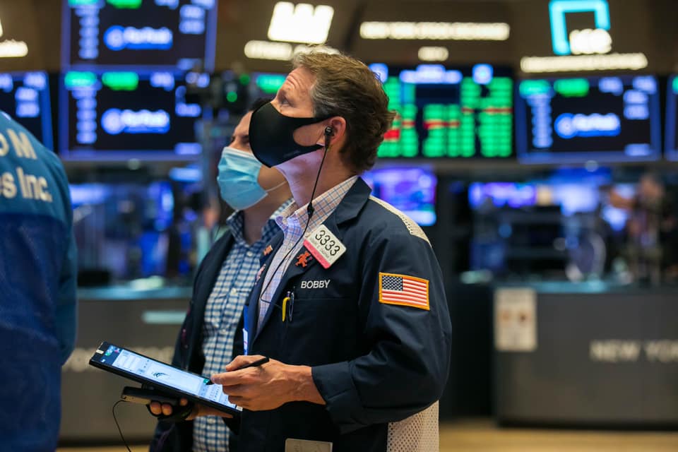 市場對新冠肺炎再起疑慮加深，受美股暴跌影響，今（20日）台股開盤也摔百點。（翻攝自NYSE臉書）