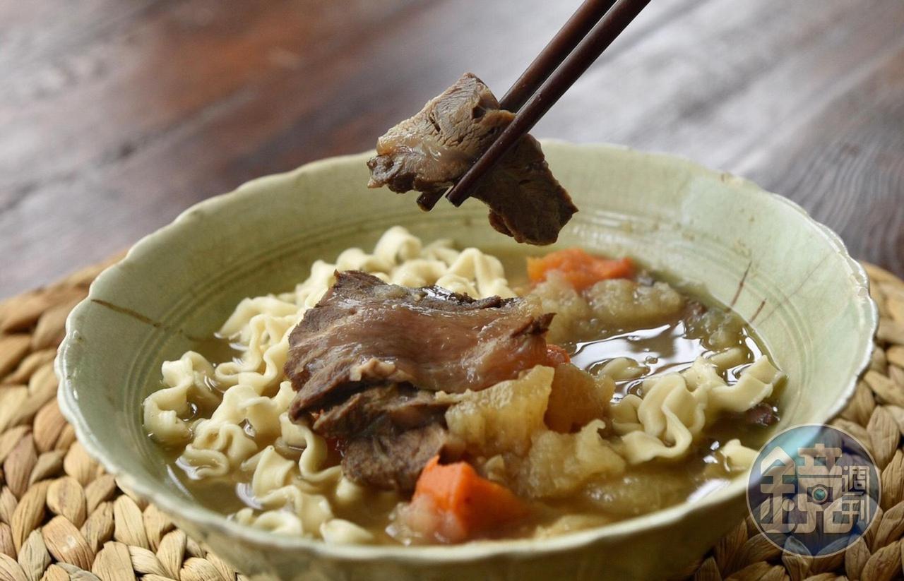 「清燉牛肉麵」吃得到牛腱、牛筋兩種部位。