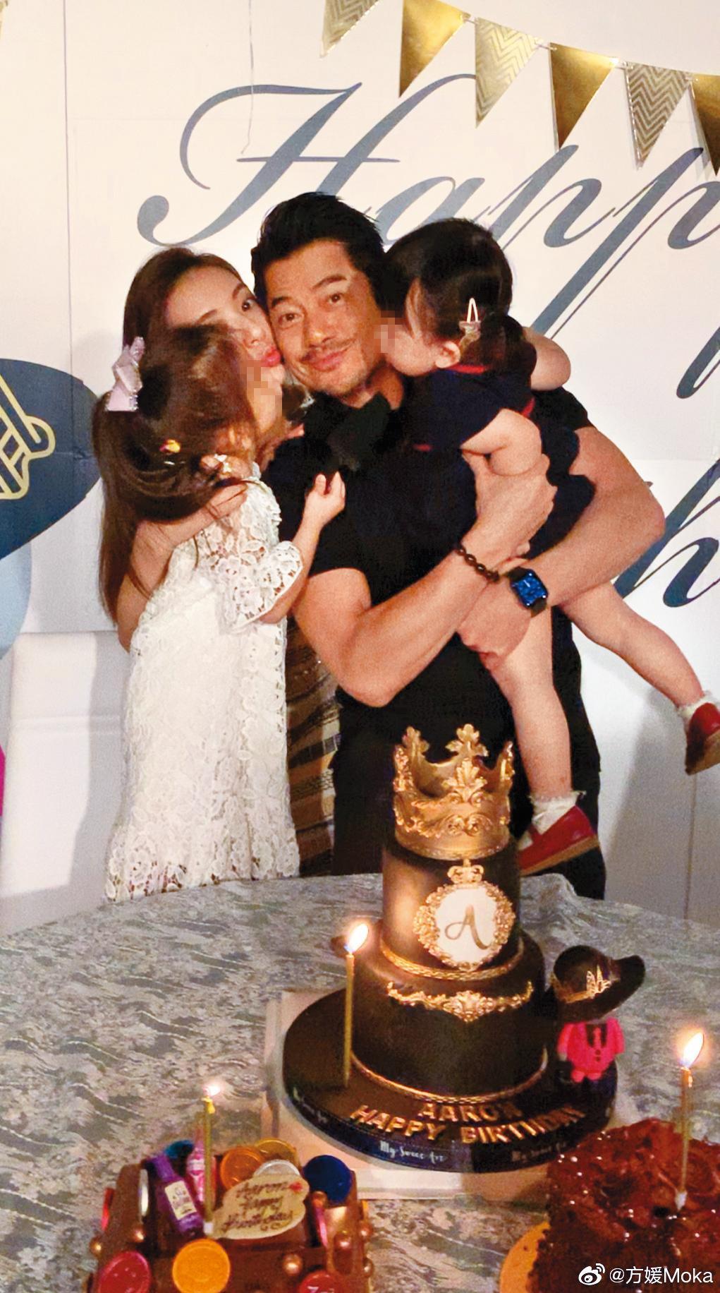 方媛（左二）嫁進郭家兩年內生兩個女兒，老來得女的郭富城（右二）接受妻女獻吻祝賀生日，看來幸福萬分。（翻攝自方媛Moka微博）