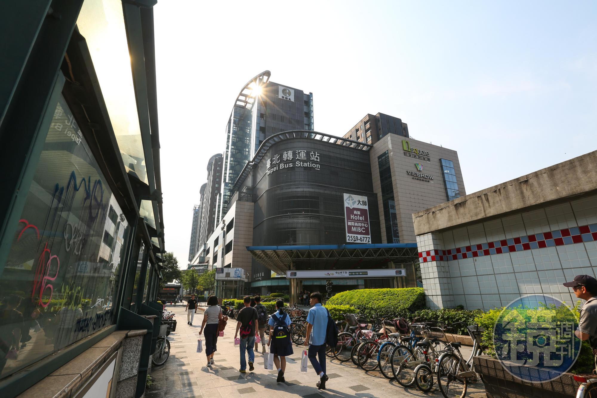 位於台北轉運站旁的京站威秀驚傳有員工確診,北市觀傳局要求其停業3天。(本刊資料照)
