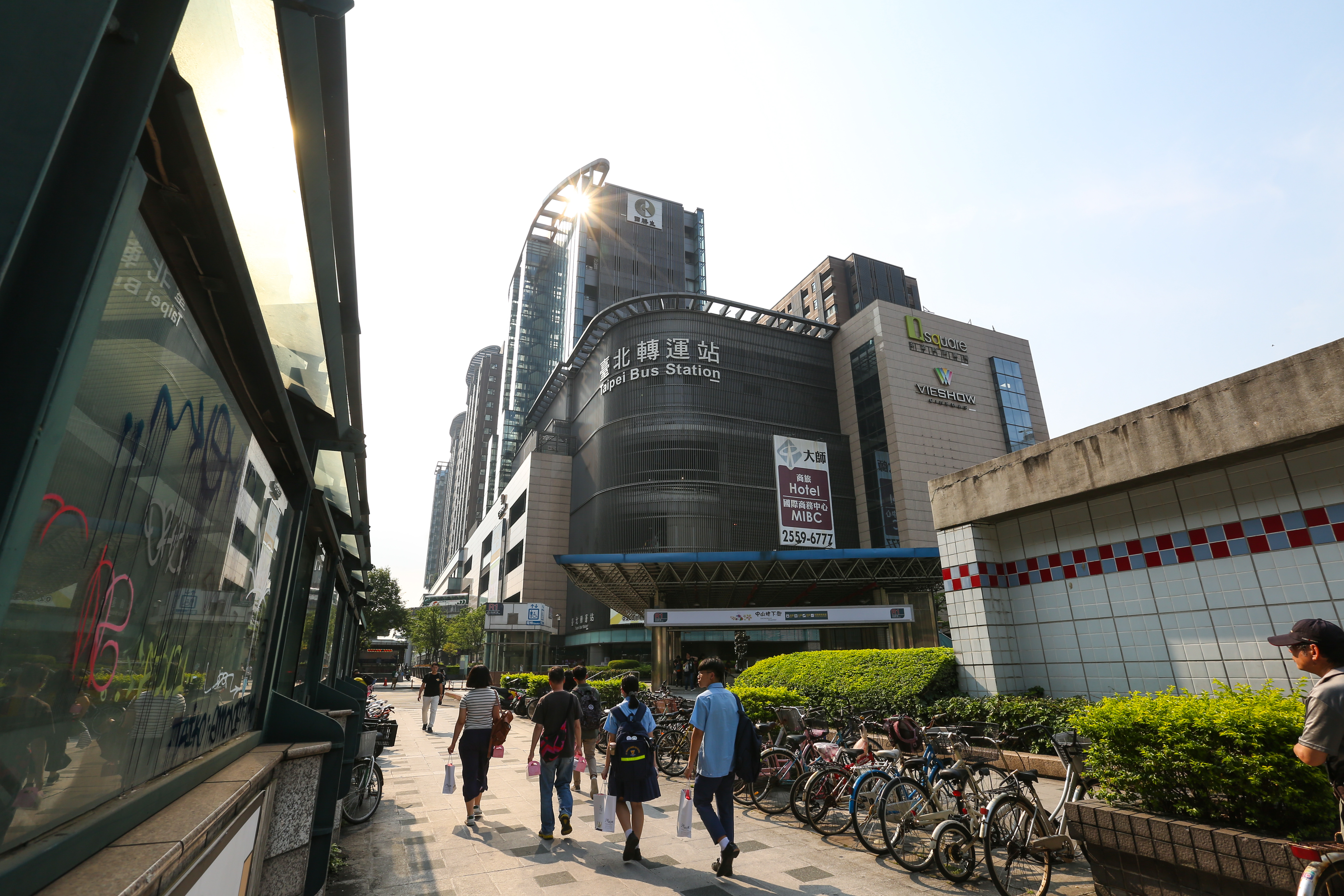 位於台北轉運站旁的京站威秀驚傳有員工確診，北市觀傳局要求其停業3天。（本刊資料照）