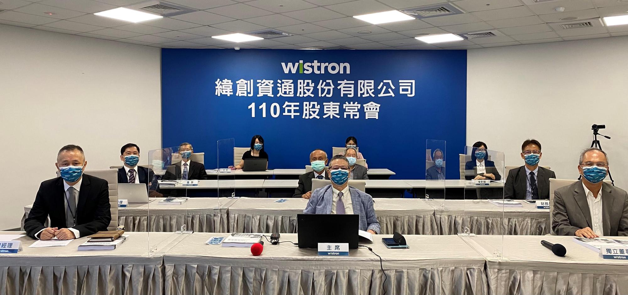緯創董事長林憲銘(前中)看見台廠科技業的優勢。(緯創提供)