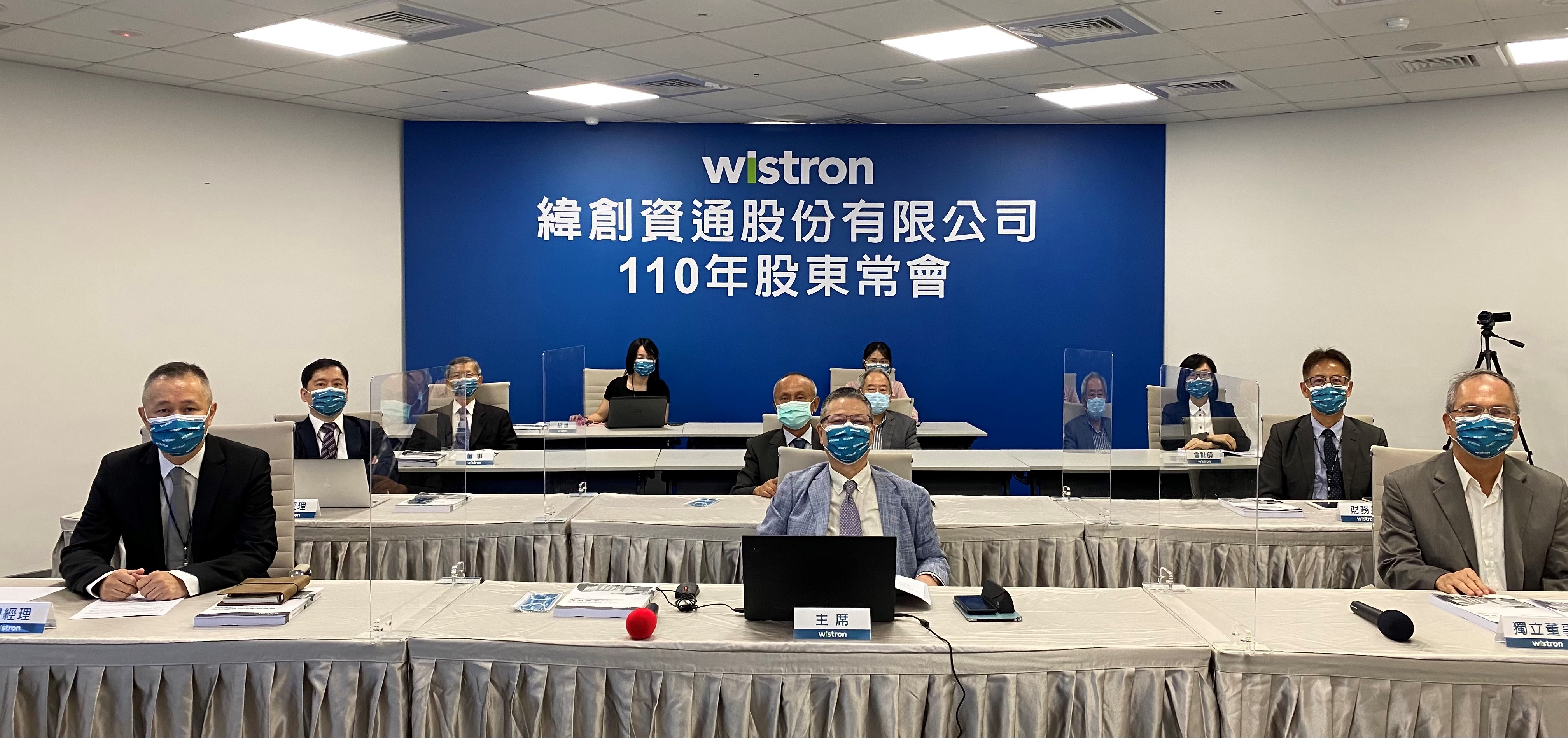 緯創董事長林憲銘（前中）看見台廠科技業的優勢。（緯創提供）