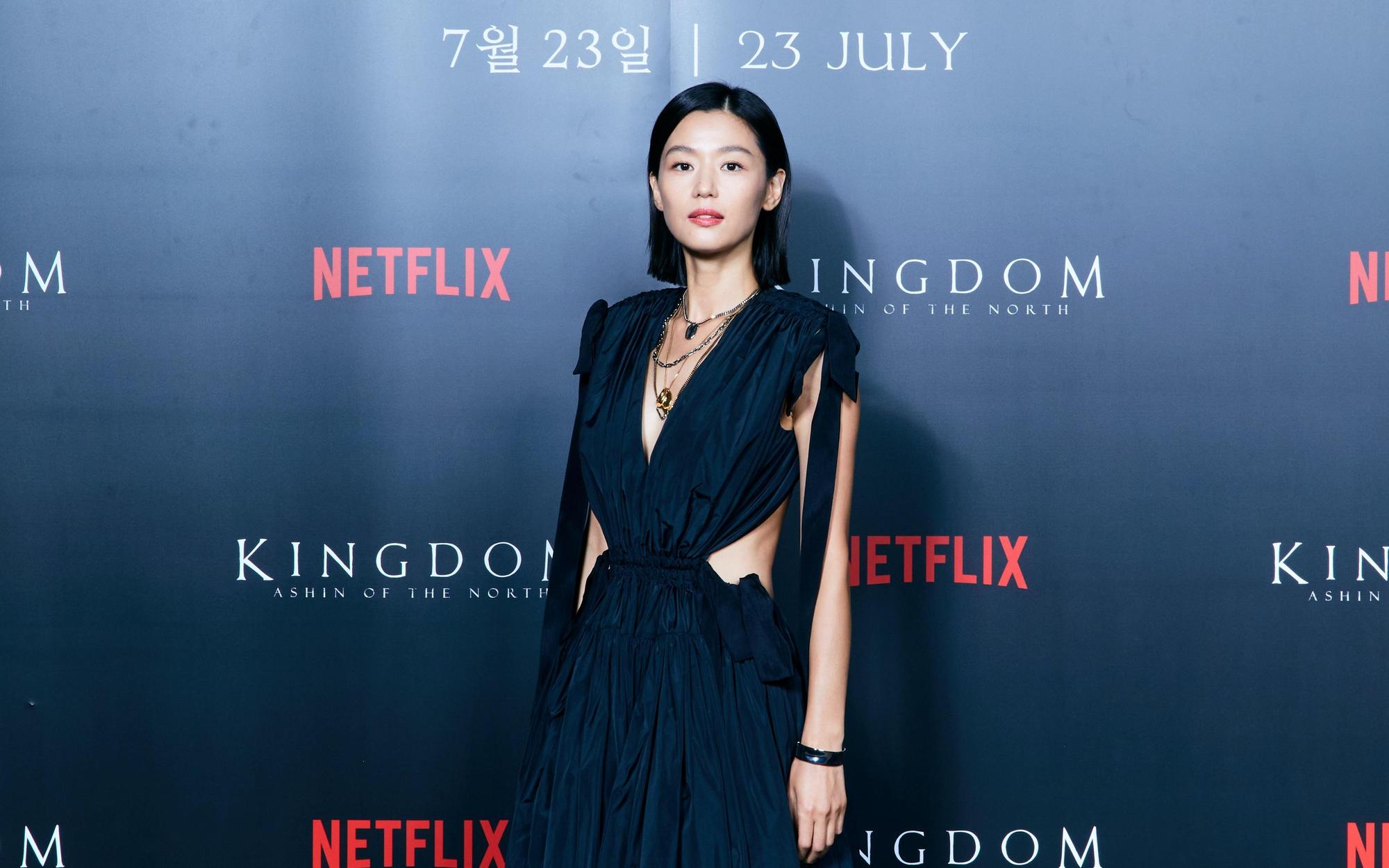 全智賢身著Alexander McQueen 2021早秋洋裝亮相《屍戰朝鮮：雅信傳》記者會。（Netflix提供）