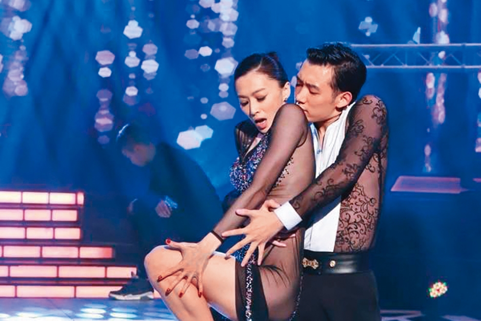 侯怡君過往投入過國標舞的演出，曾在民視的除夕節目帶來令人印象深刻的畫面，她受訪時曾說：「半空中不怕，倒吊也沒在怕，唯一覺得困難的是衣服！」