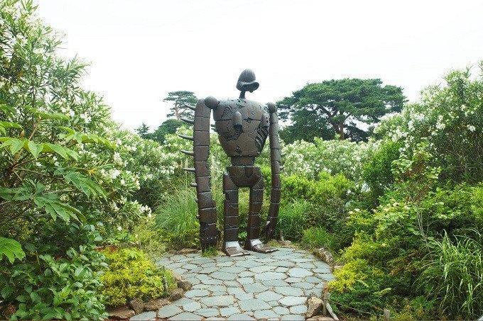 吉卜力美術館頂樓《天空之城》的機器人兵是打卡聖地。(翻攝furusato-tax.jp)