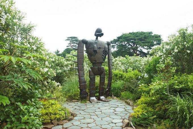 吉卜力美術館頂樓《天空之城》的機器人兵是打卡聖地。（翻攝furusato-tax.jp）