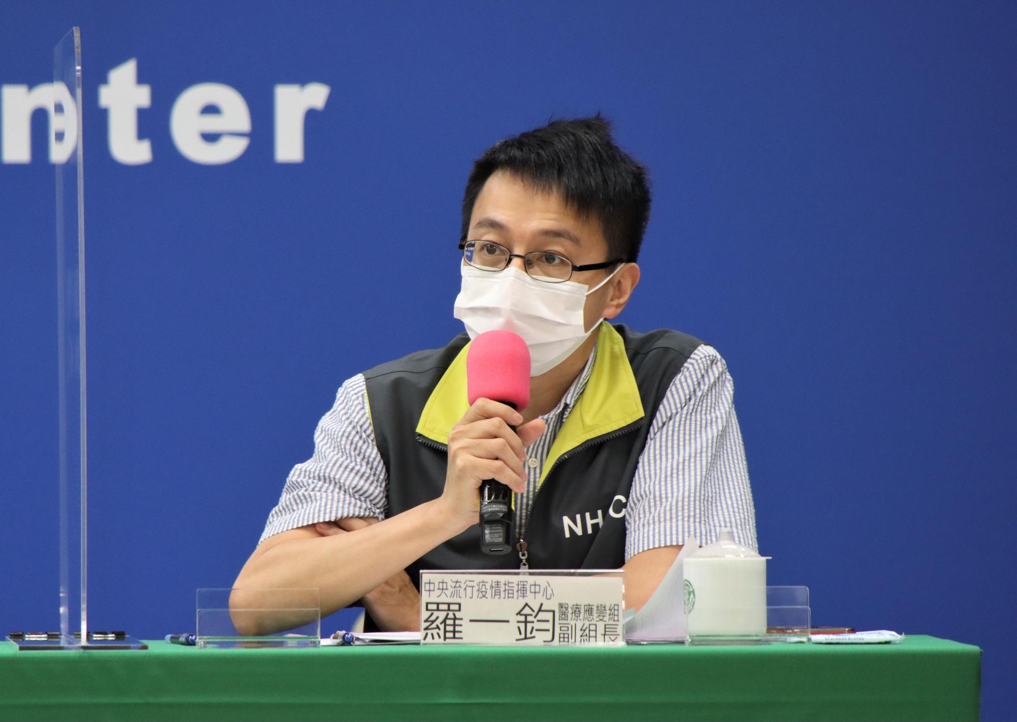 羅一鈞說明,今日死亡個案的情況。(指揮中心提供)
