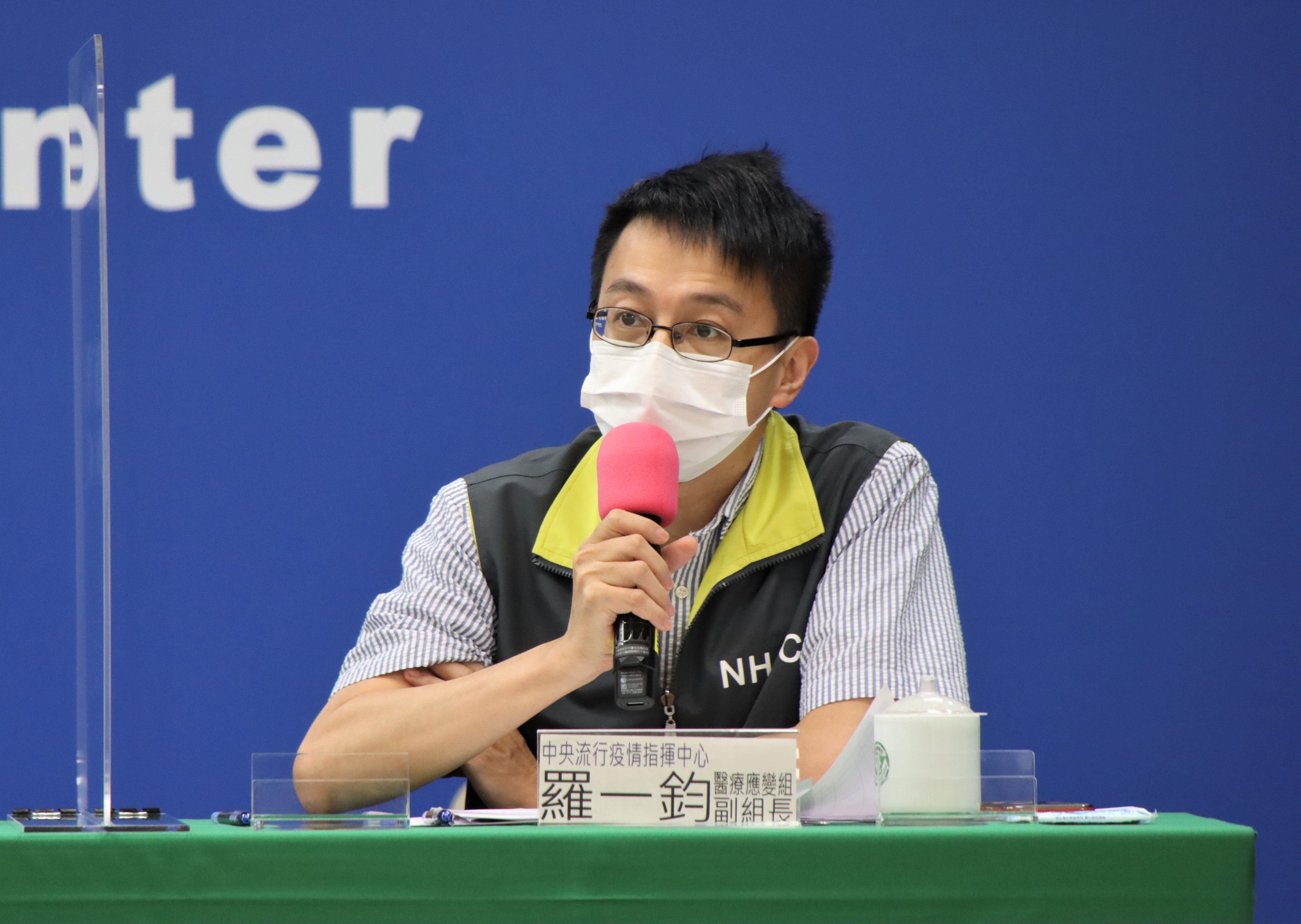 羅一鈞說明,今日死亡個案的情況。(指揮中心提供)