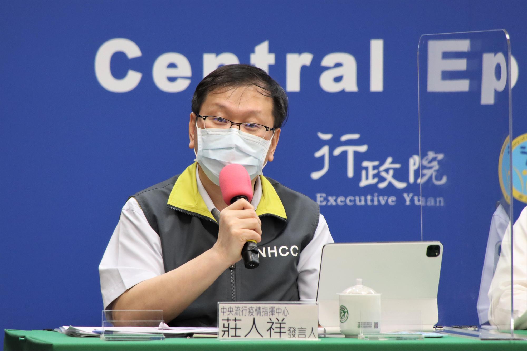 莊人祥說明疫苗接種不良事件。(指揮中心提供)