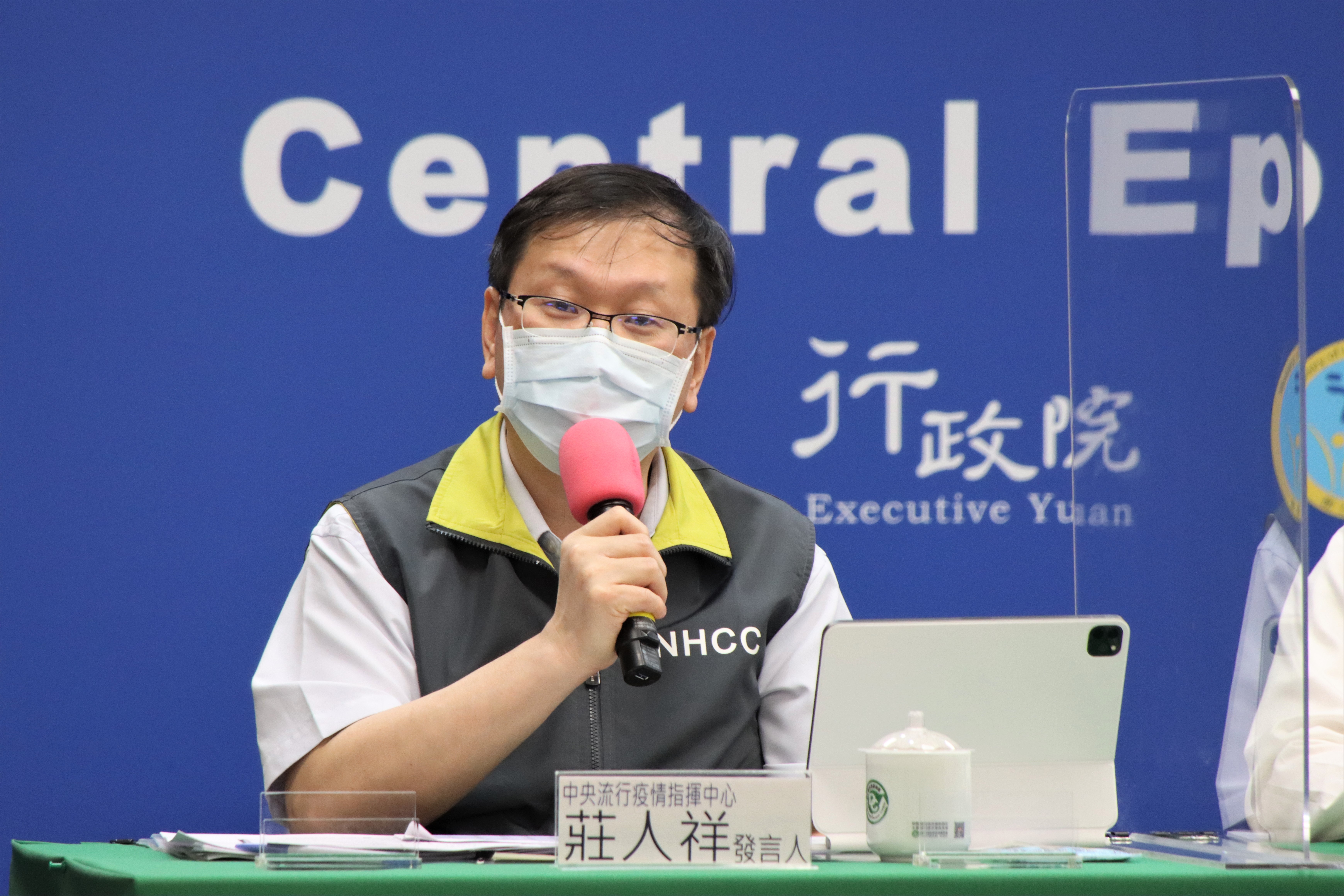 莊人祥說明疫苗接種不良事件。(指揮中心提供)