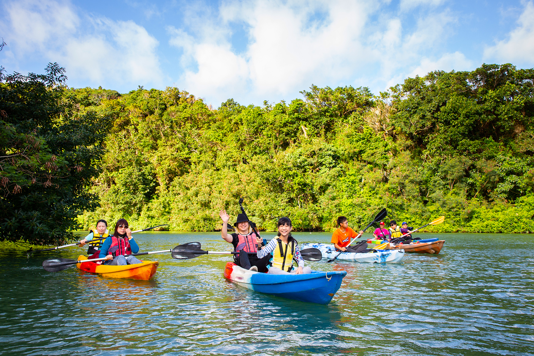 在沖繩中部嘉手納的比謝川上划獨木舟，穿梭在紅樹林隧道，總有說不出的清閒。