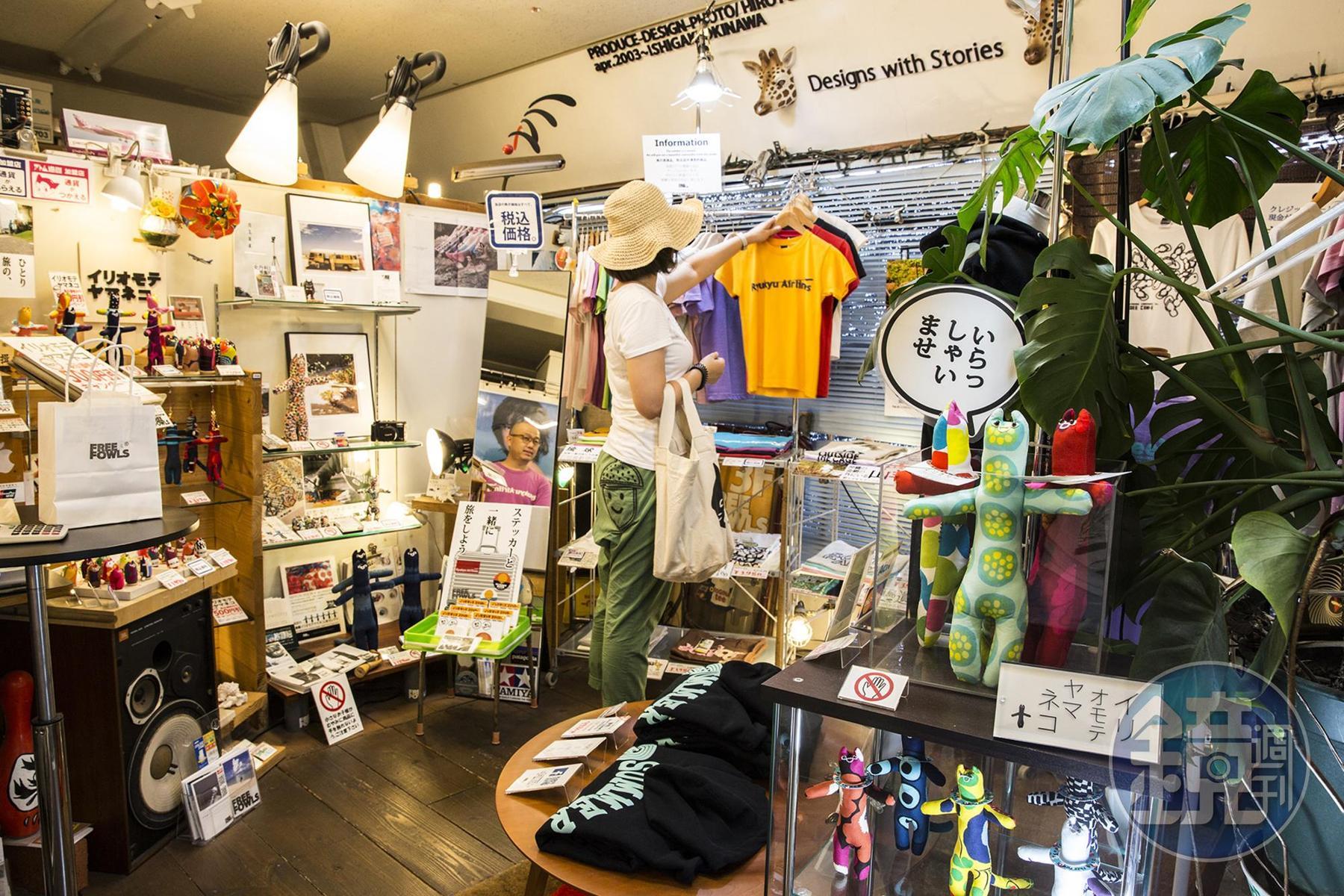 石垣島藝術家開的小店「Free Fowls」，賣著許多紀念品，非常適合敗家。（童心怡攝影）
