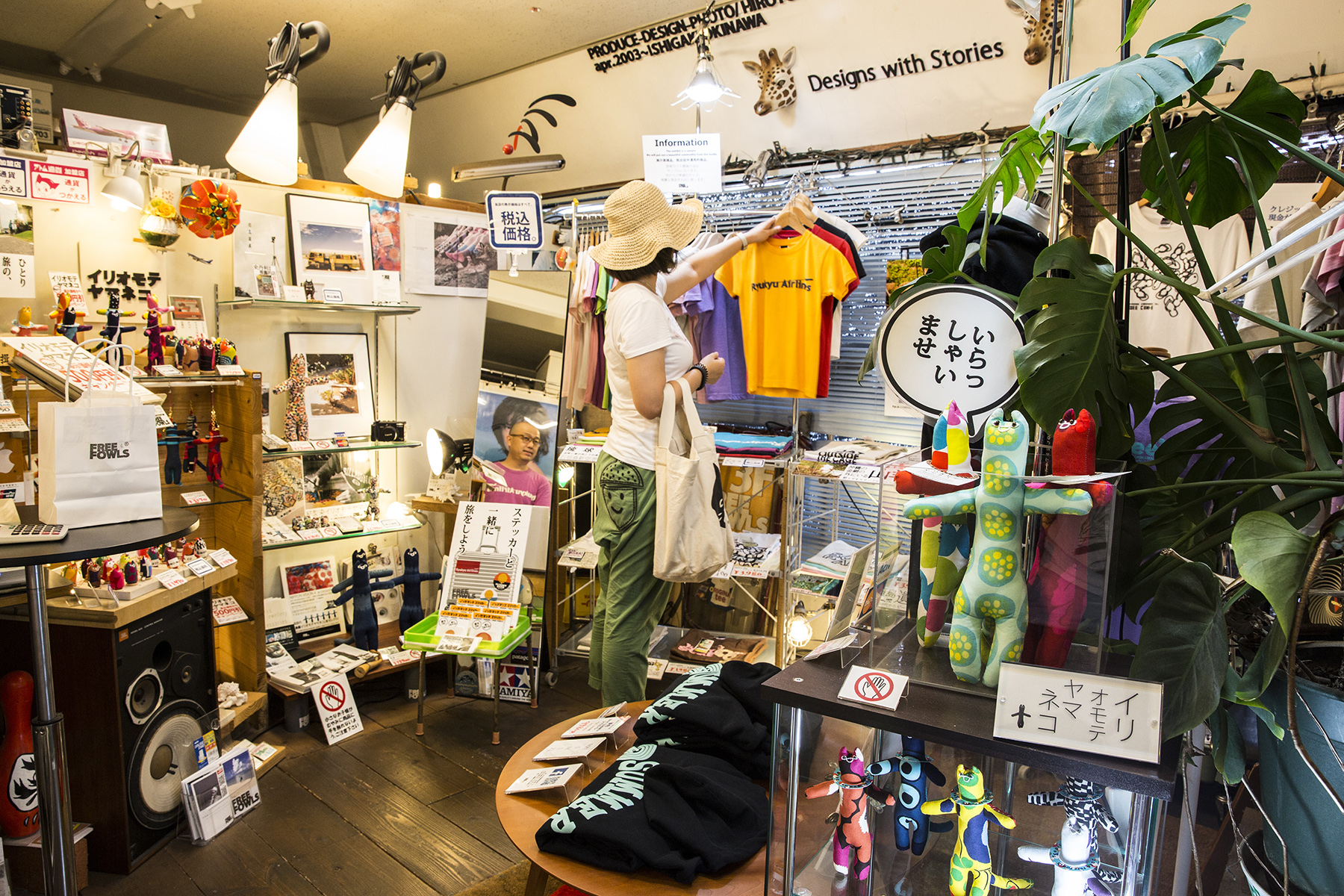 石垣島藝術家開的小店「Free Fowls」，賣著許多紀念品，非常適合敗家。（童心怡攝影）