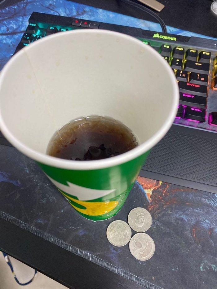 儘管網友不介意飲料遭打翻,還是收到對方的30元賠償金。(翻攝自Dcard)