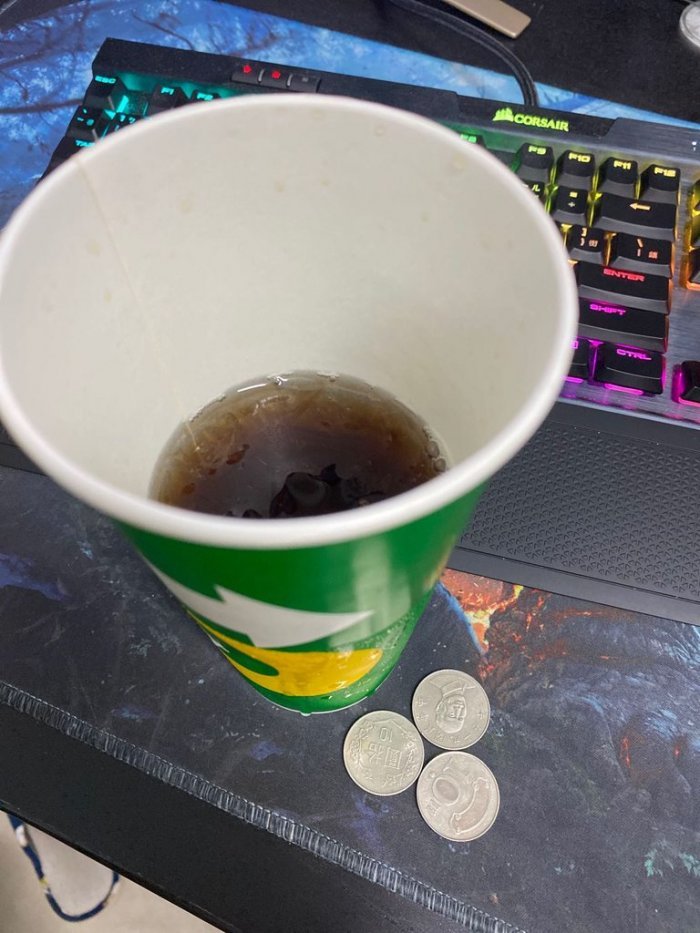 儘管網友不介意飲料遭打翻,還是收到對方的30元賠償金。(翻攝自Dcard)