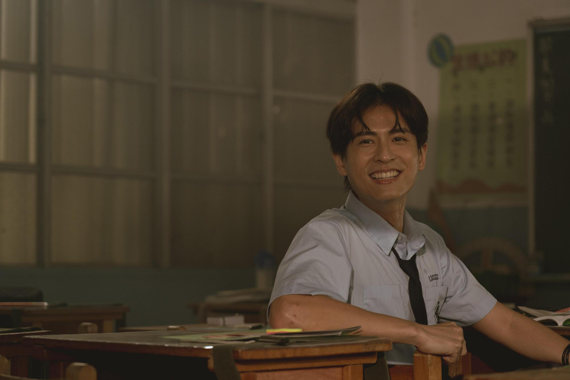 石知田飾演阿丁,高顏值又富領袖氣息,是個橫衝直撞的無腦小帥男。(金盞花大影業提供)