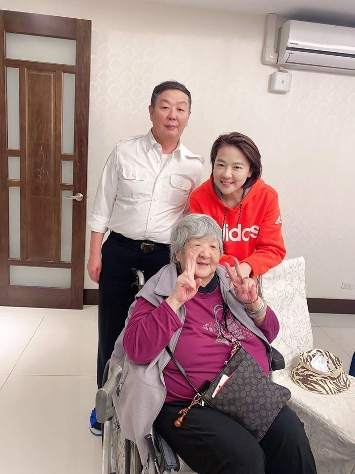 黃曙光（後排左）在專訪中分享和妹妹黃珊珊（後排右）的過往互動。（翻攝自黃珊珊臉書）
