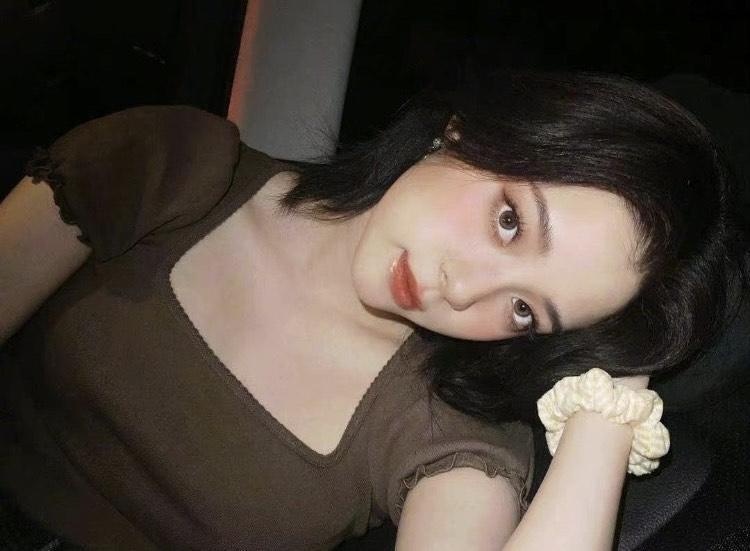 有網友上傳多張歐陽娜娜的短髮造型照，吸引不少粉絲留言。（翻攝自微博）