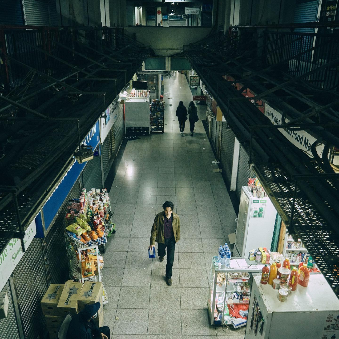 全片以頗能代表香港、具多元民族氣氛的「重慶大廈」為主要場景,男主角林家棟也因經濟壓力不得已加入黑社會。(CatchPlay提供)