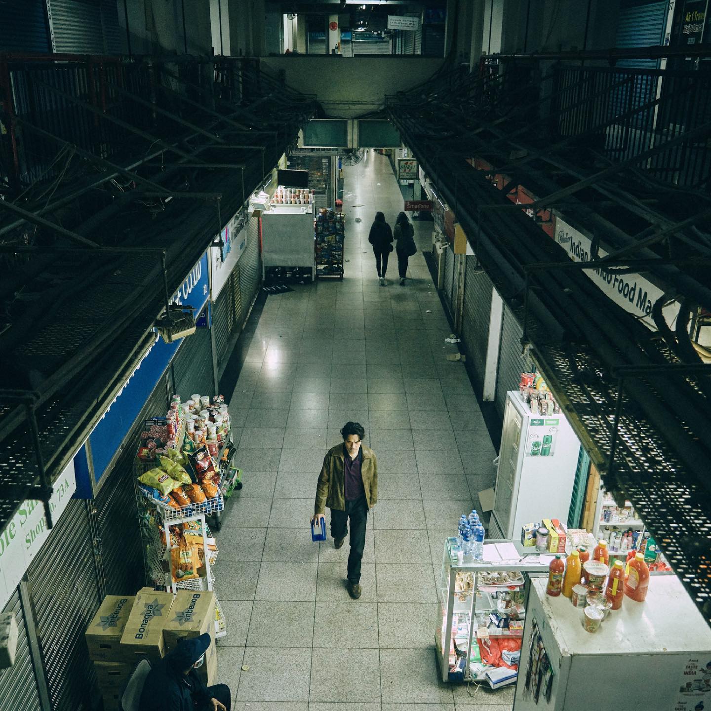 全片以頗能代表香港、具多元民族氣氛的「重慶大廈」為主要場景，男主角林家棟也因經濟壓力不得已加入黑社會。（CatchPlay提供）  