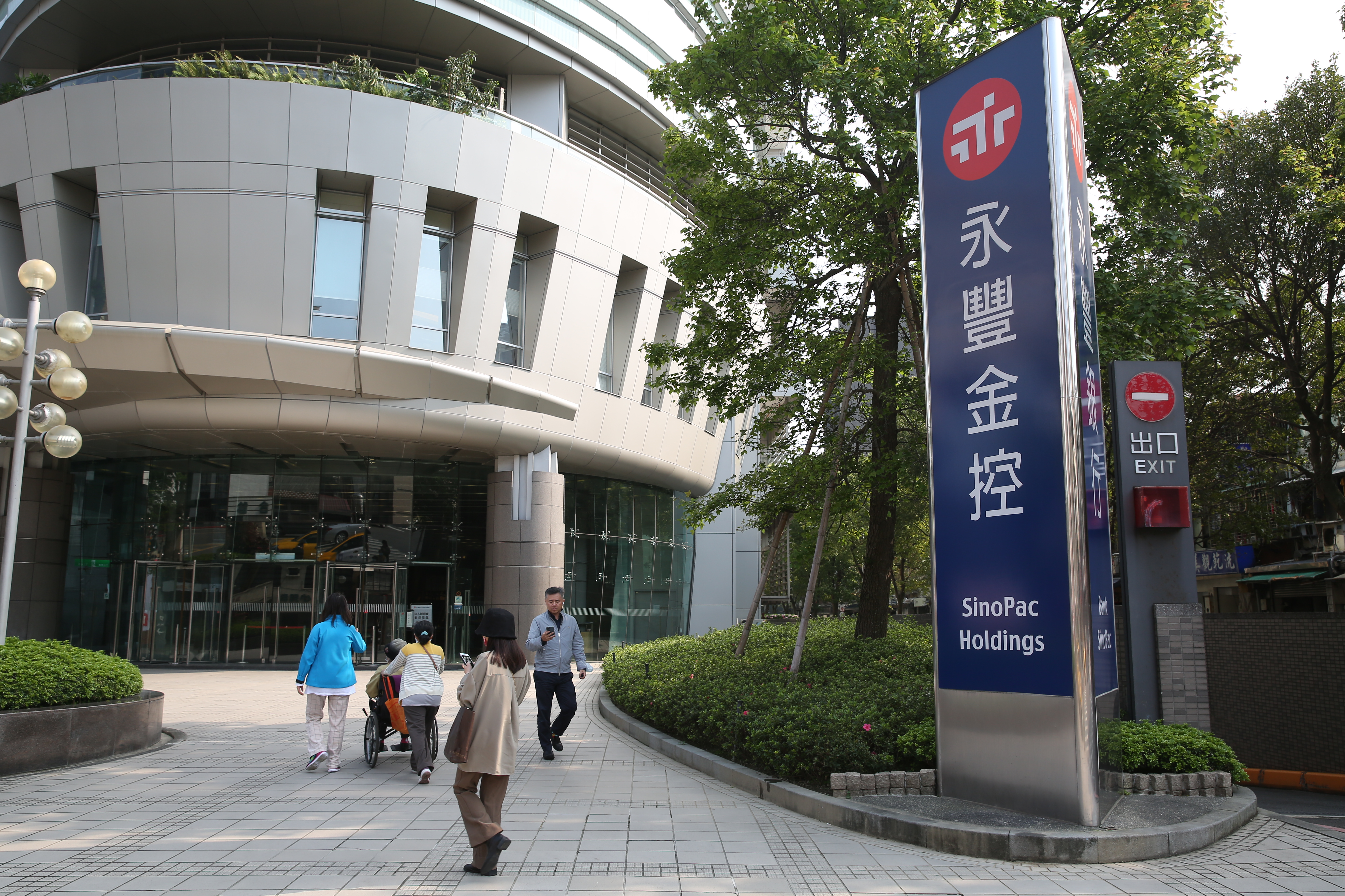 台股近日高檔震盪，但觀察外資近5日買賣超狀況，買超最多的2檔個股都是金融股，分別是永豐金及新光金。