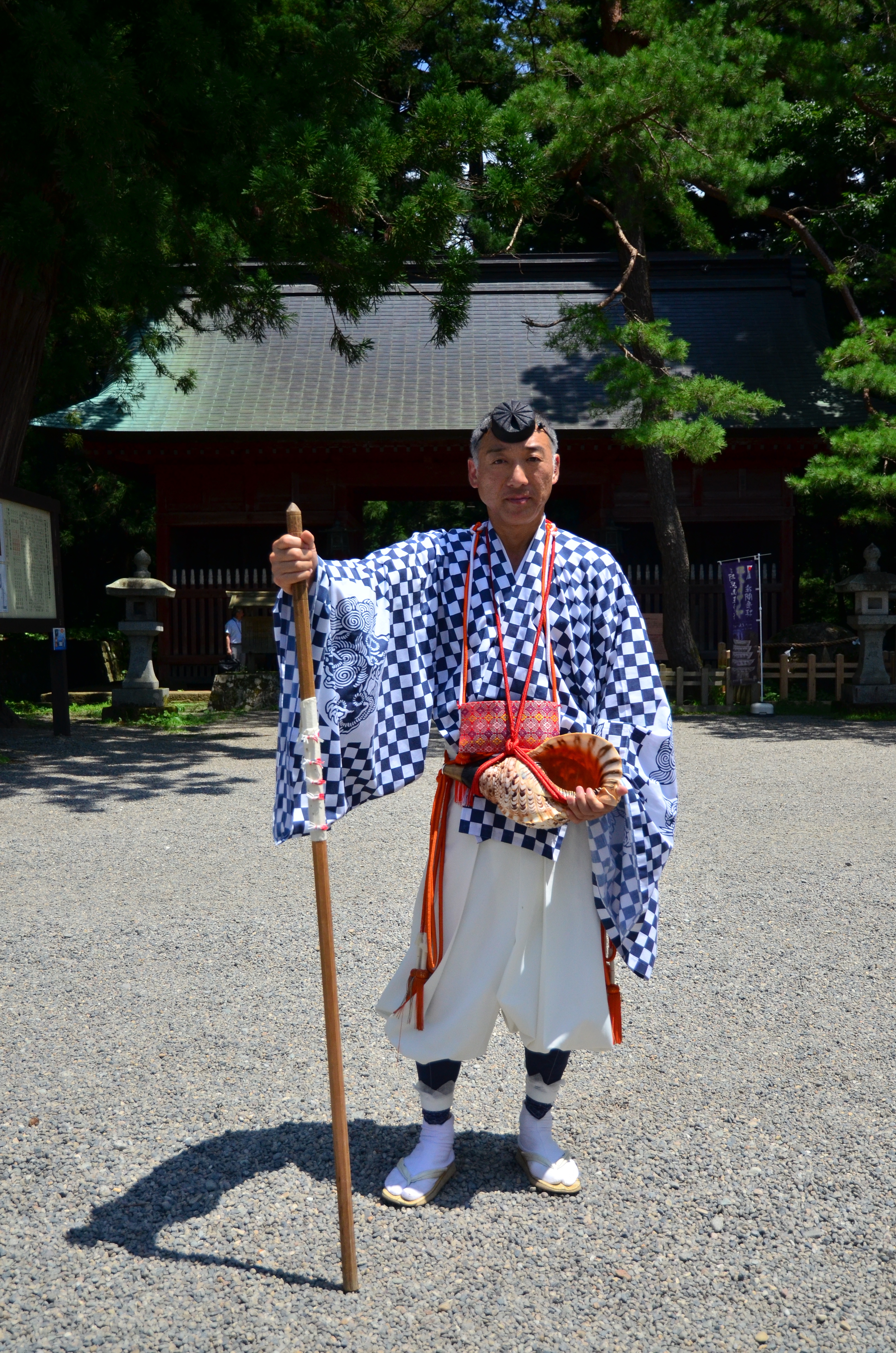 進入羽黑山古道可著古代僧侶服飾體驗。
