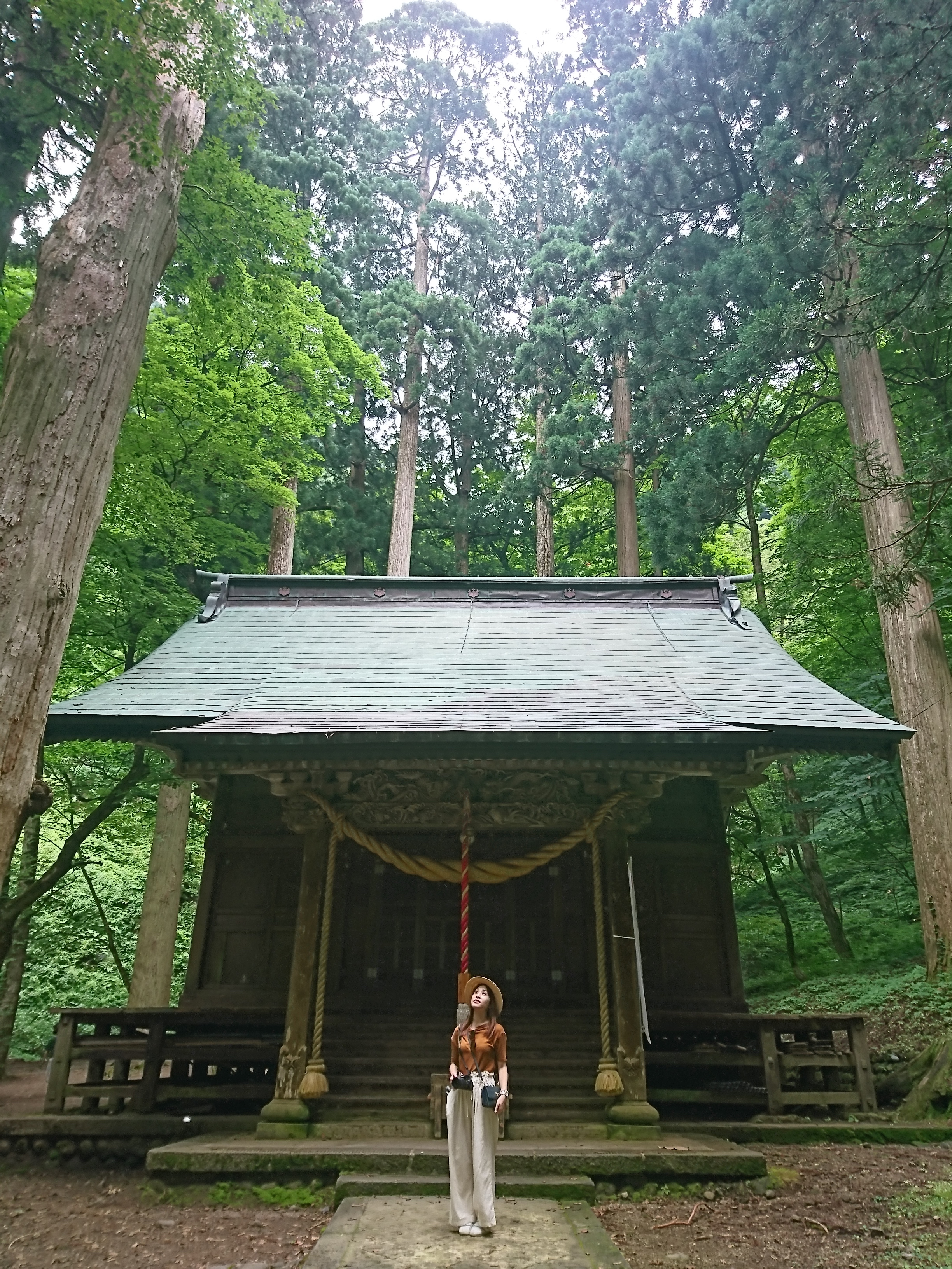 前往玉簾瀑布前會先遇上幽靜的神社。