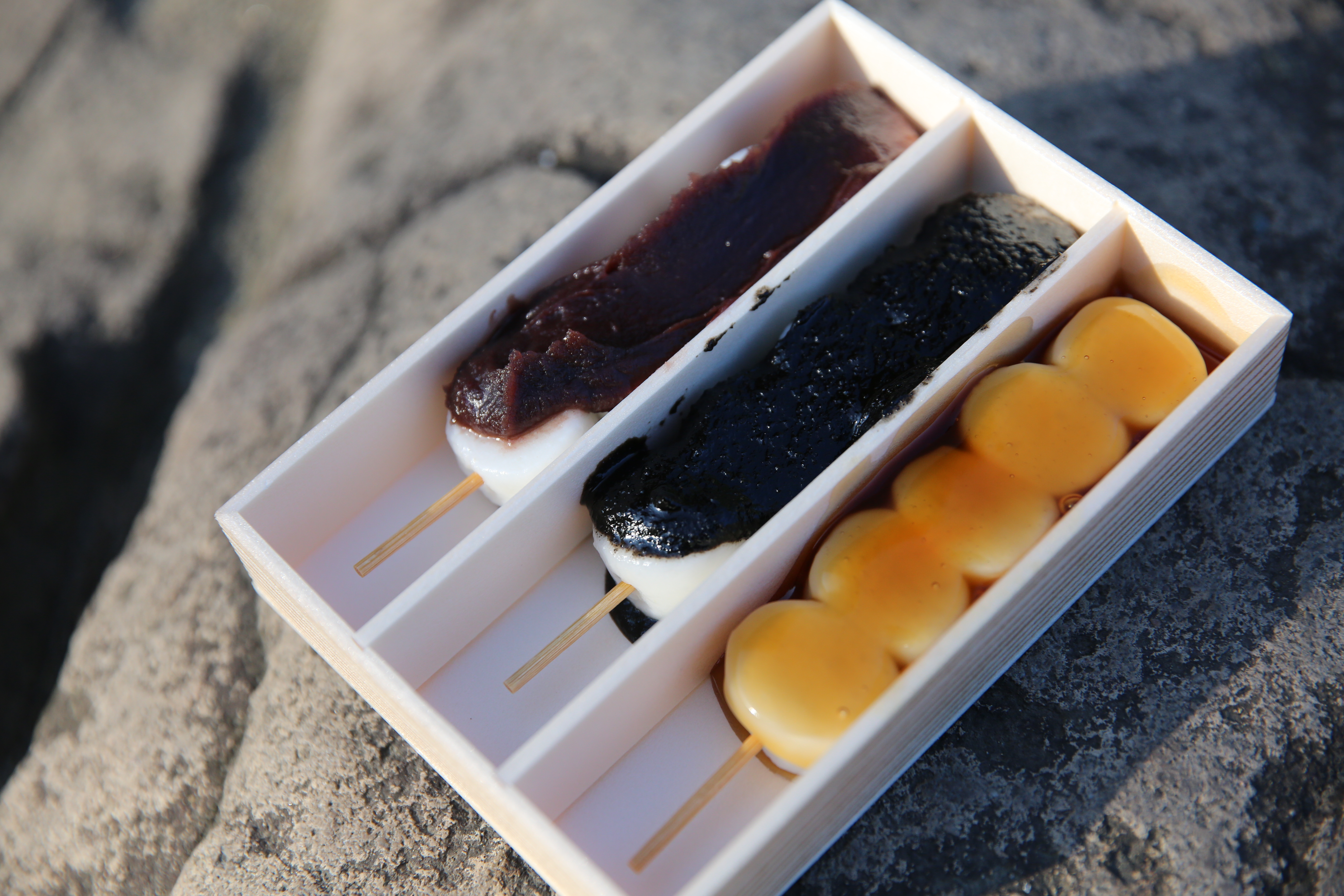 糰子共有紅豆、芝麻與醬油3種口味。