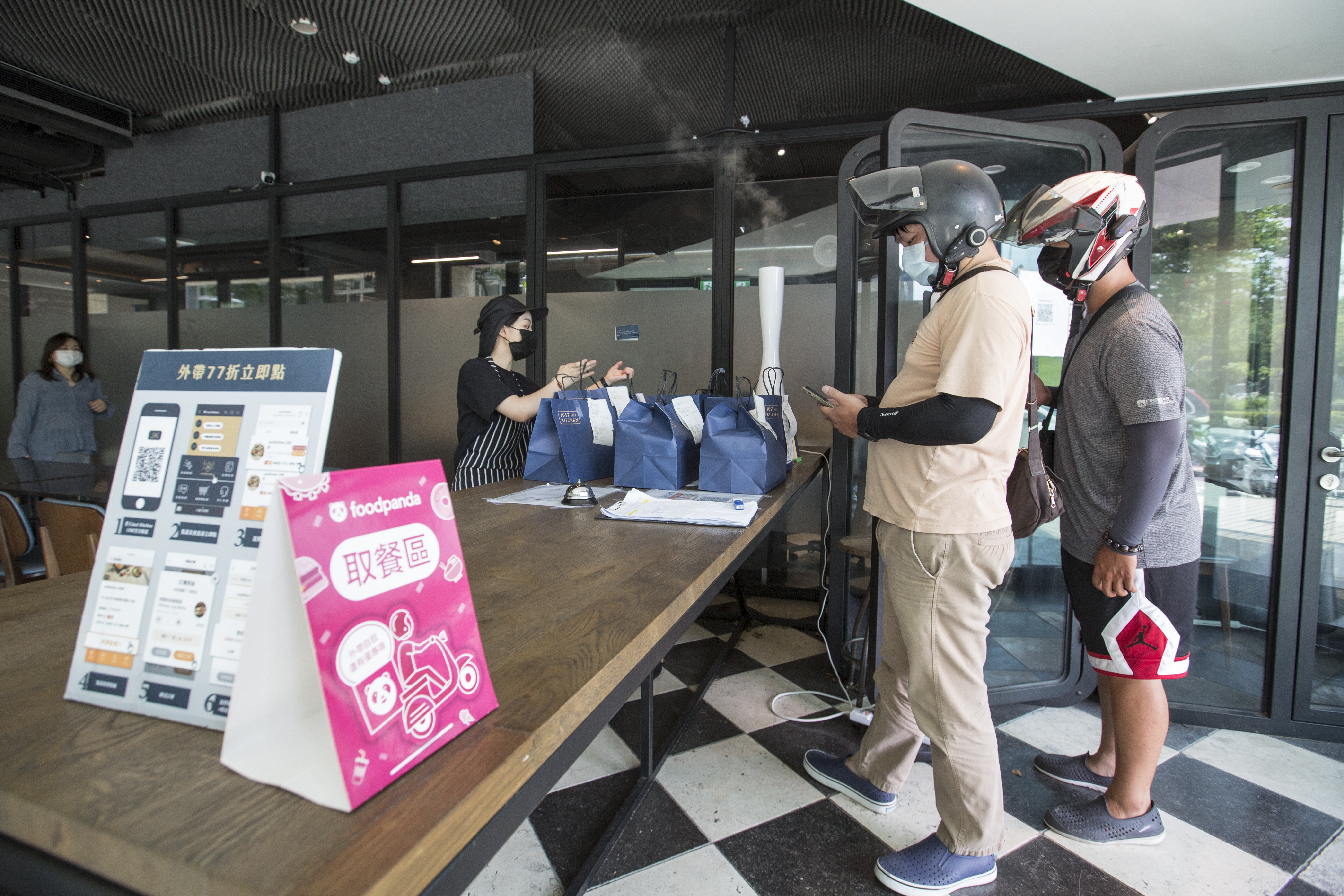 Just Kitchen是僅供外送和外帶的雲端廚房，店內完全無內用空間。